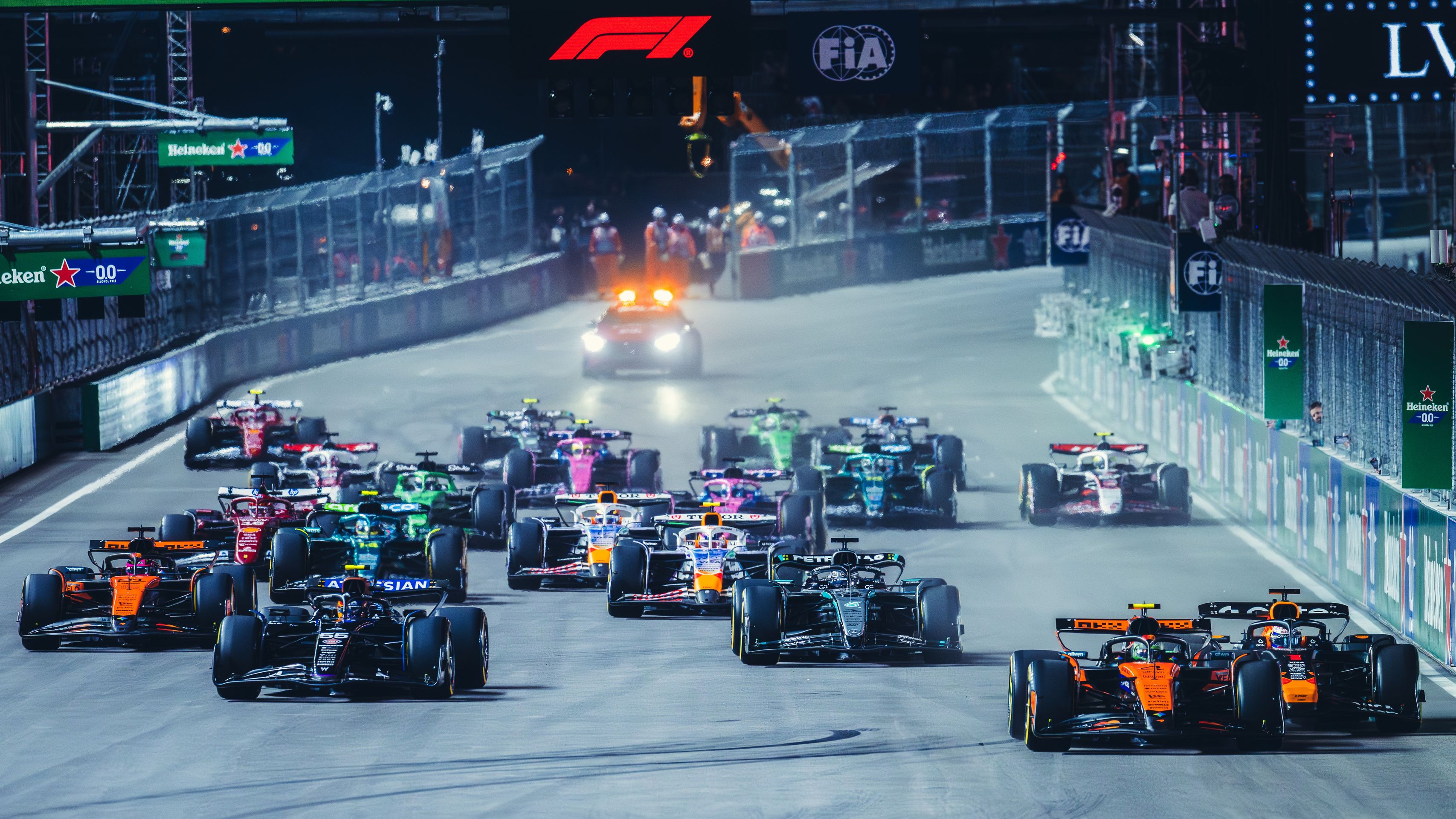Start byl ve Vegas divoký, Lando Norris se snažil vytlačil Maxe Verstappena (vpravo) - Velká cena Las Vegas Formule 1 (1/15)