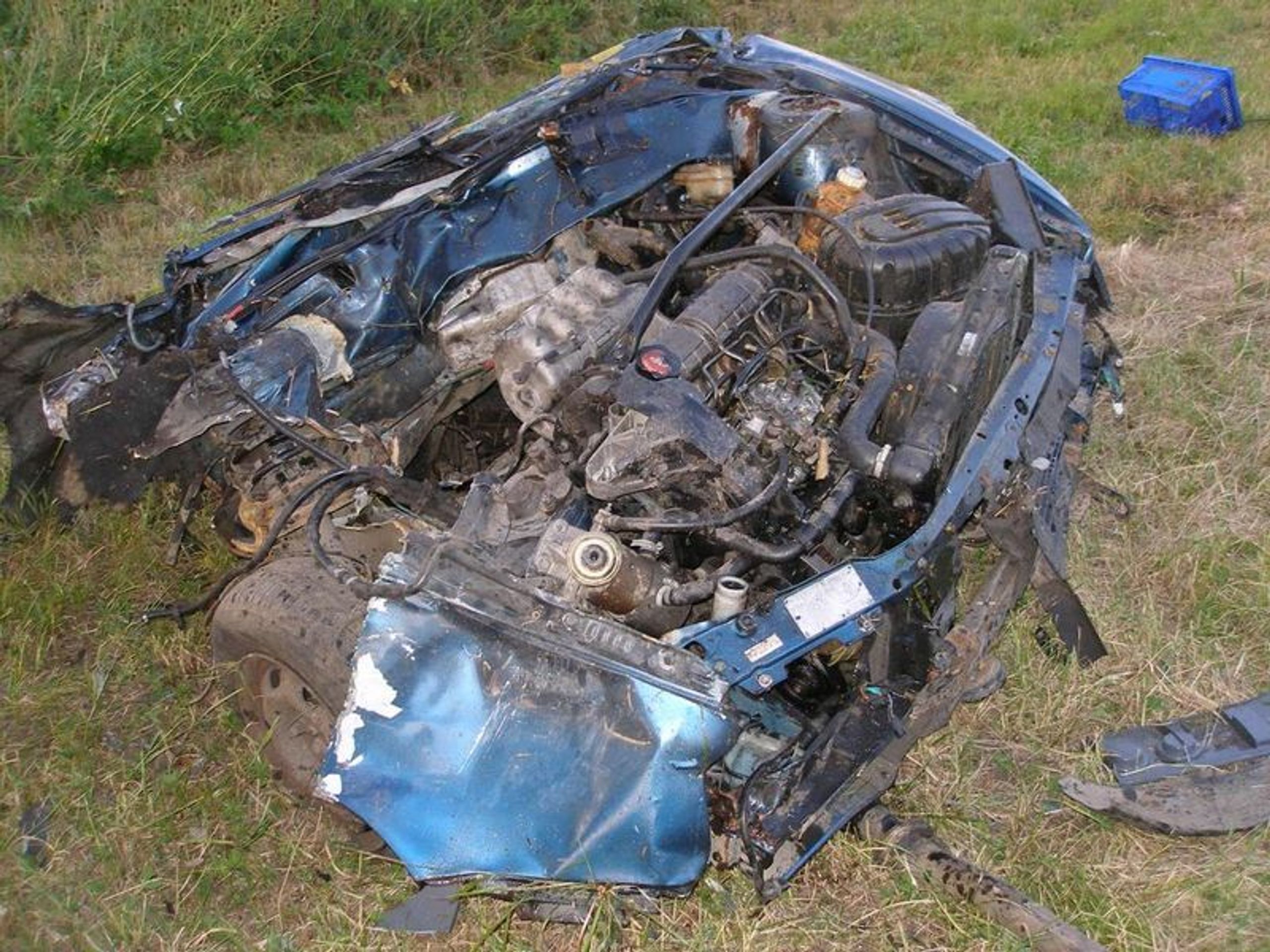 Auto se po nárazu do stromu rozpůlilo-7 - GALERIE: Auto se rozpůlilo o strom (7/9)