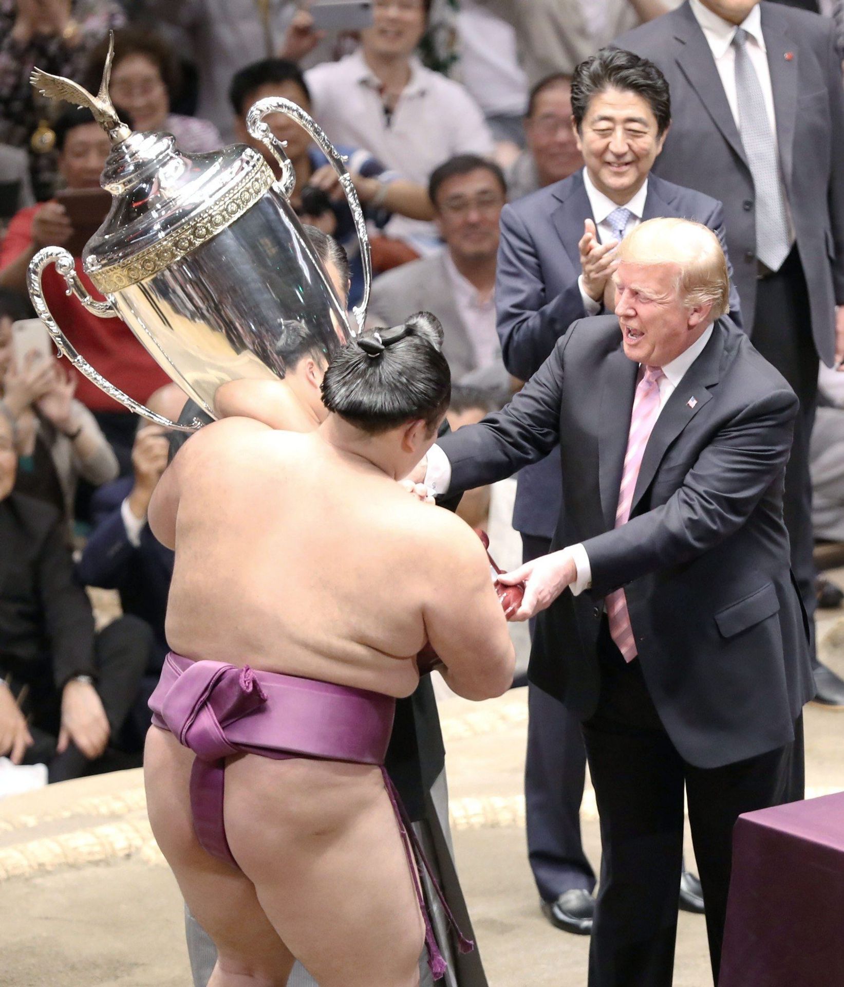 Trumpovi vyrazili v Japonsku na sumo - 2 - GALERIE: Trumpovi na sumo (2/3)