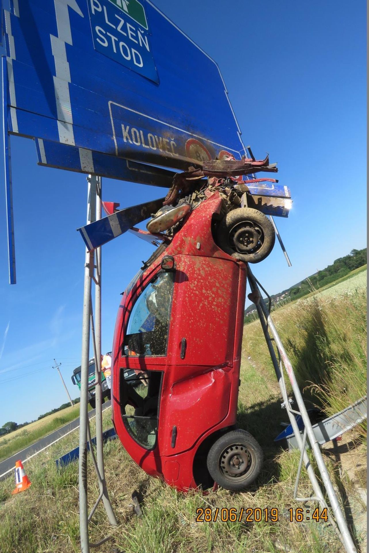 Auto vyjelo mimo komunikaci - 2 - GALERIE: Auto vyjelo mimo komunikaci (2/4)