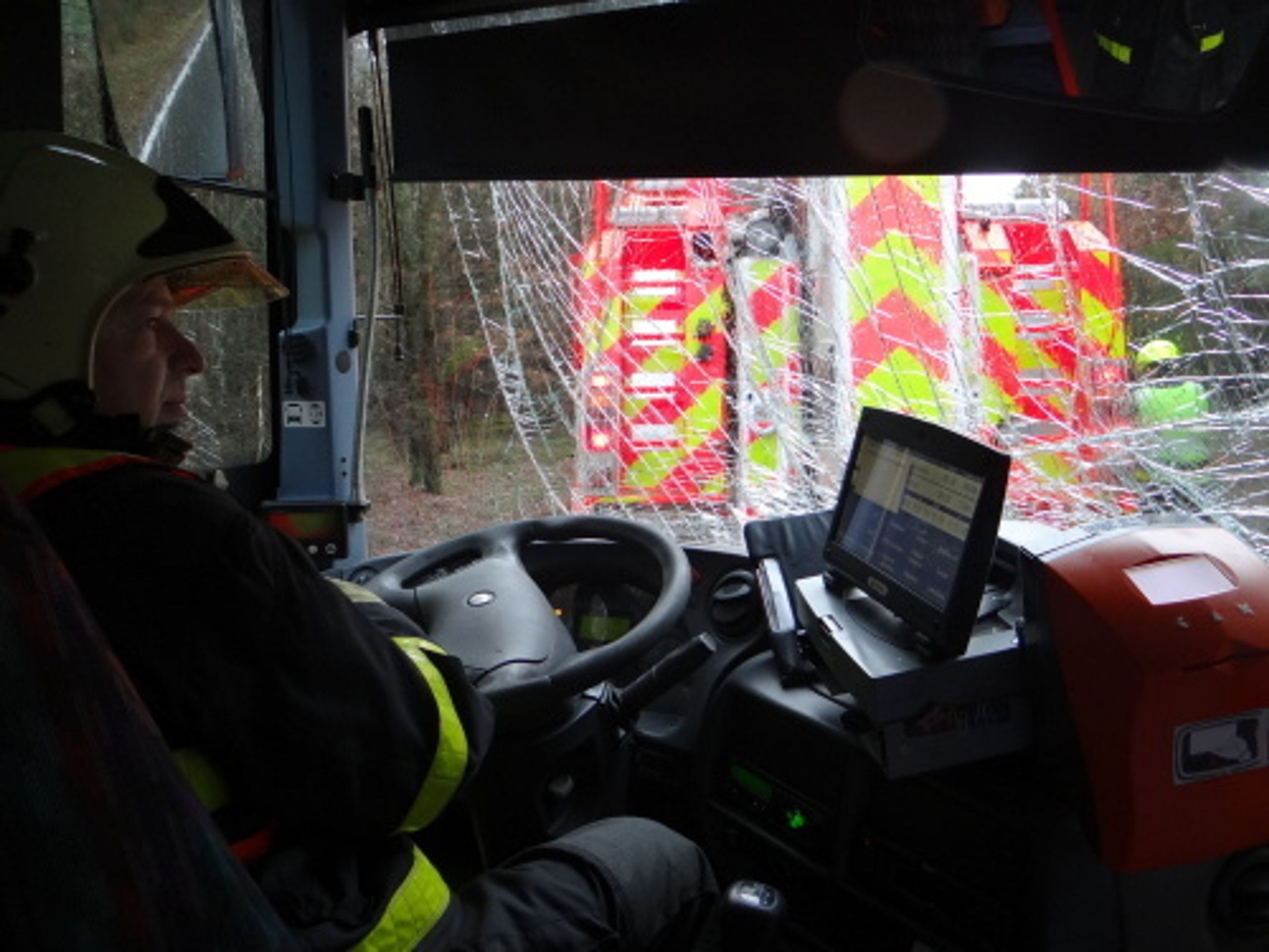 Autobus v příkopu na Opavsku vyprošťovali hasiči - 19 - GALERIE: Autobus na Opavsku vyprošťovali z příkopu hasiči (2/20)