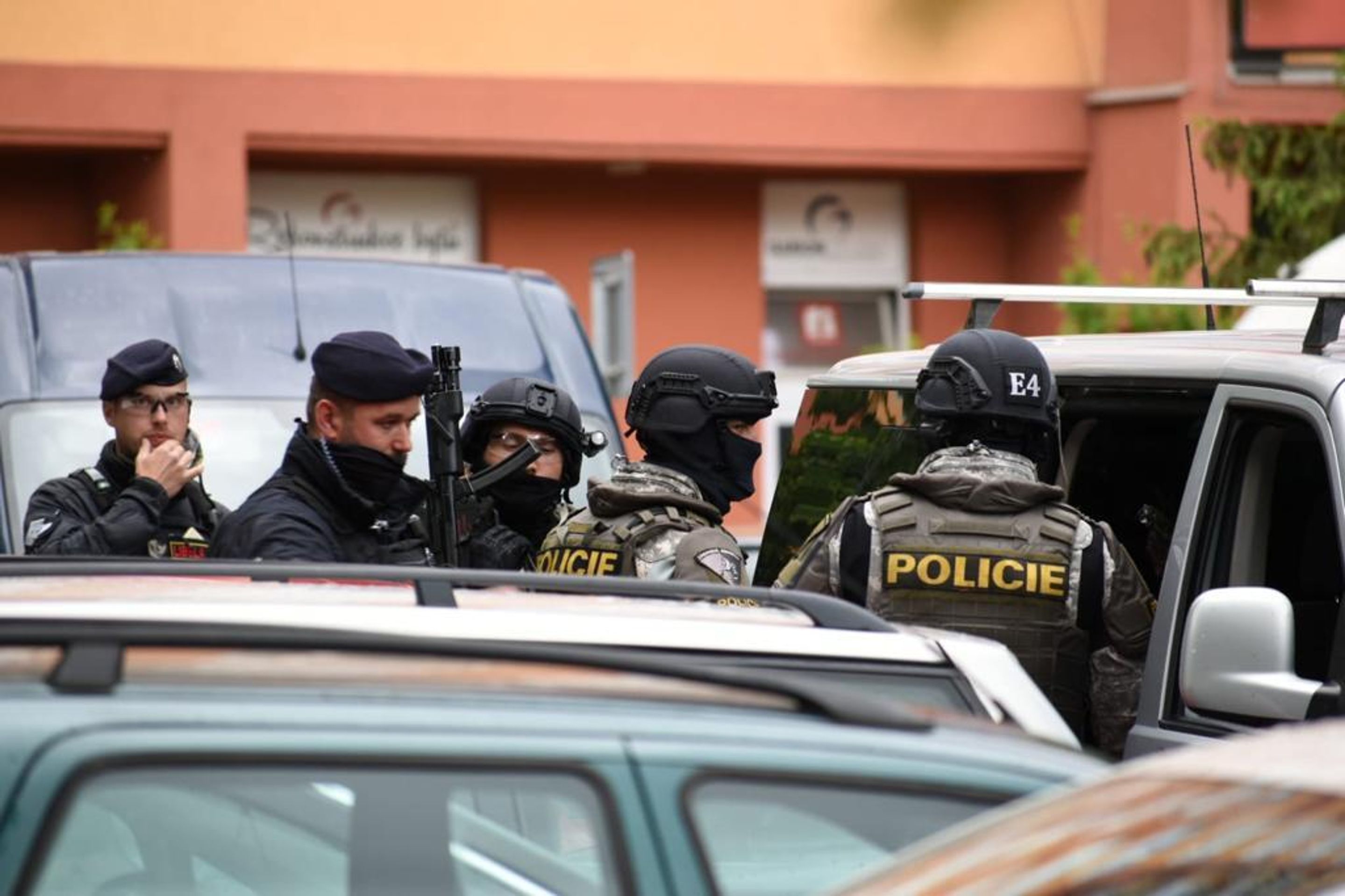 Policejní zásahovka v pražských Kobylisích - 5 - GALERIE: Do pražských Kobylis vyjížděla policejní zásahovka (5/11)
