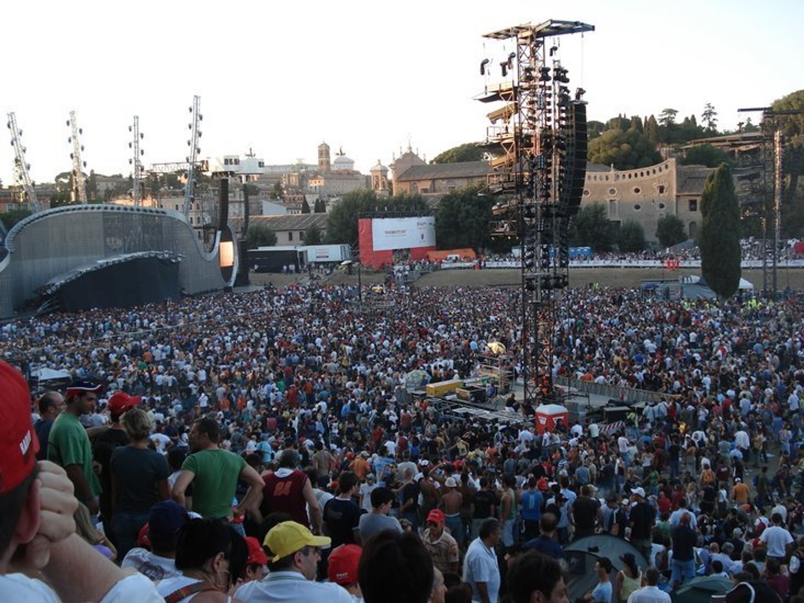 Koncert Genesis v Římě - dvě hodiny před zahájení show - OBRAZEM: Koncert Genesis v Římě pro půl milionu fanoušků (6/7)