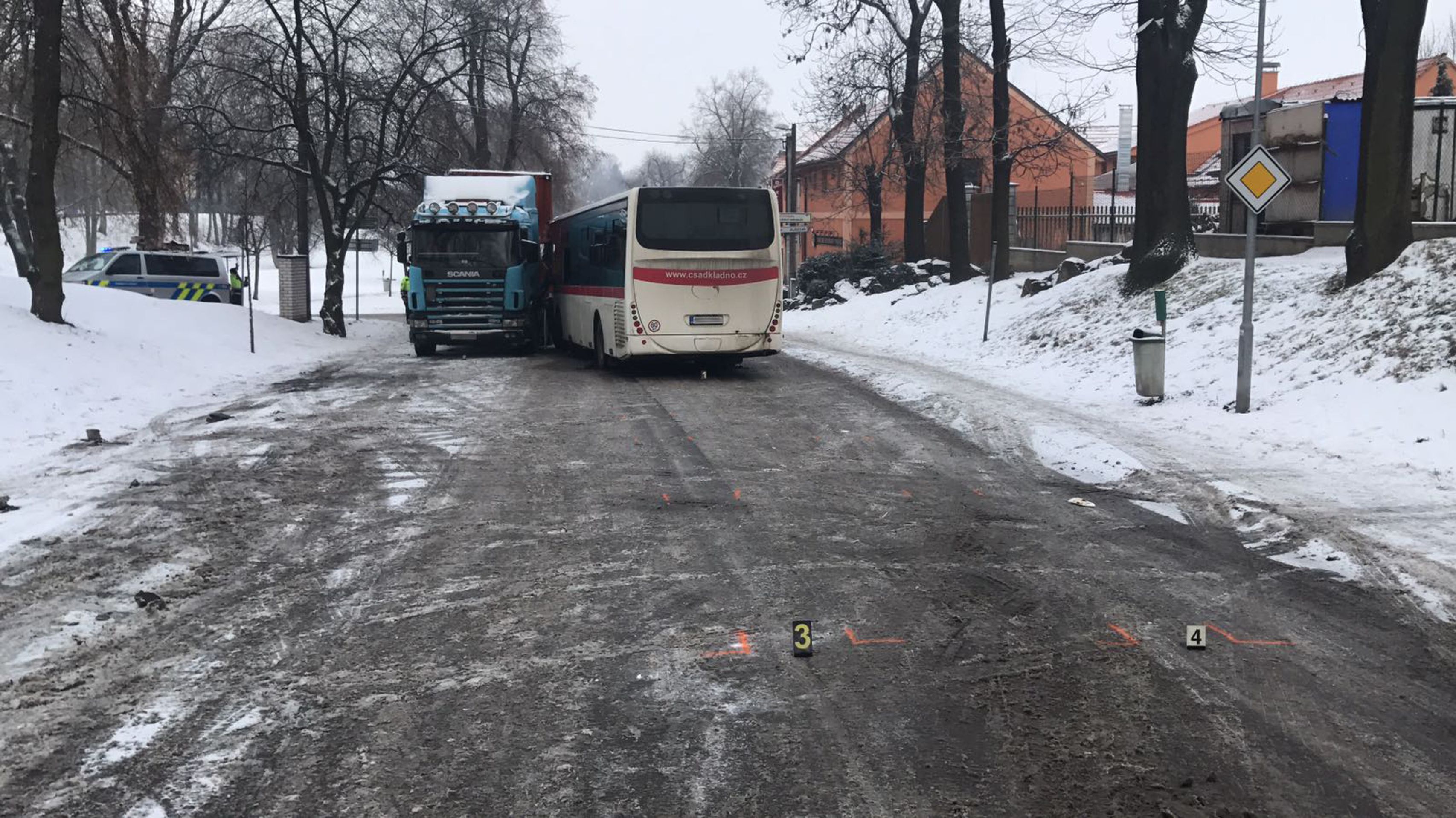 Nehoda autobusu a nákladního automobilu - 4 - GALERIE: Nehoda autobusu a nákladního automobilu (4/4)