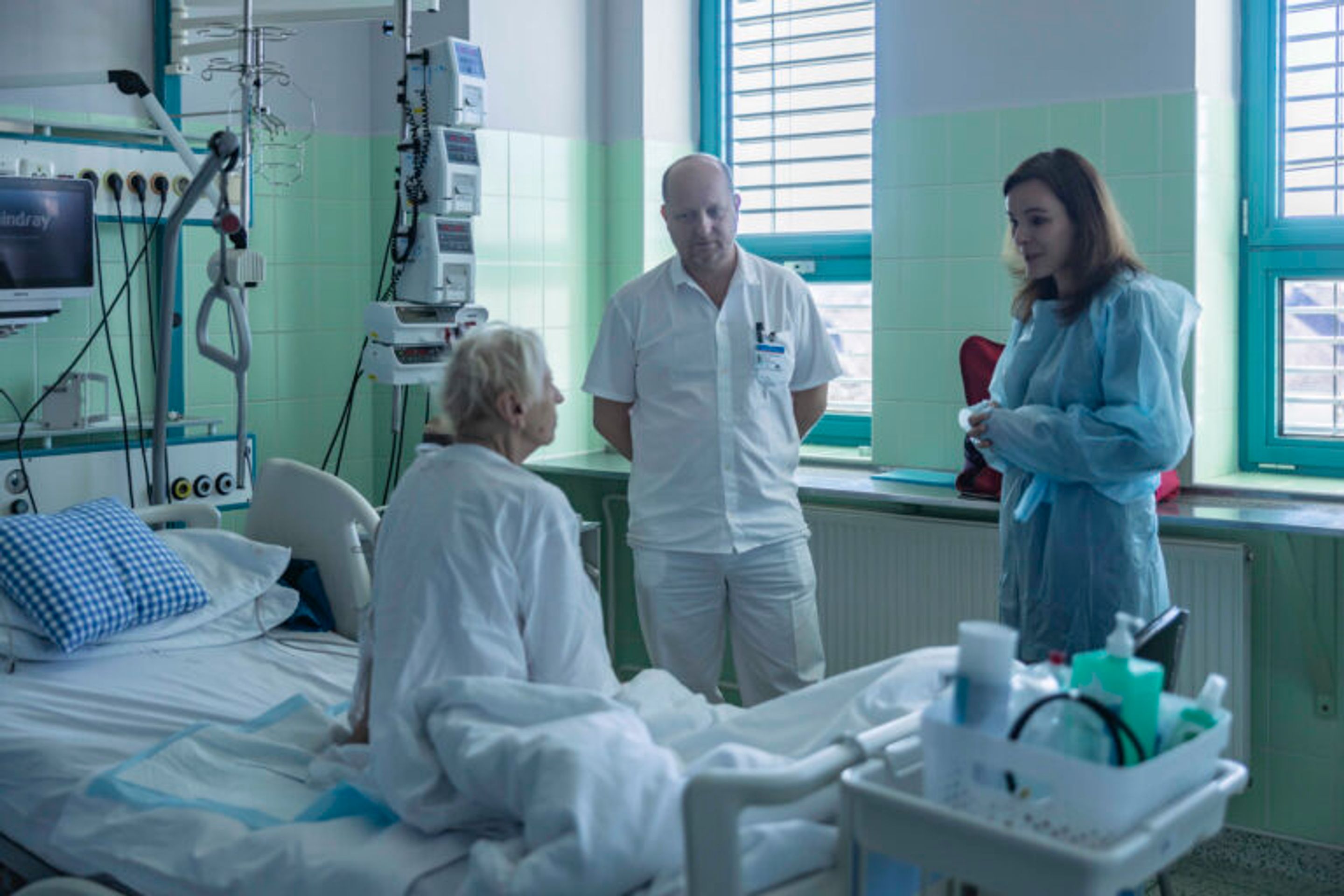 Prim. MUDr. Lukáš Havlůj, Ph.D. se svým týmem operaci vedl (2) - Lékaři pacientce úspěšně odstranili 19 kg těžký nádor (3/5)