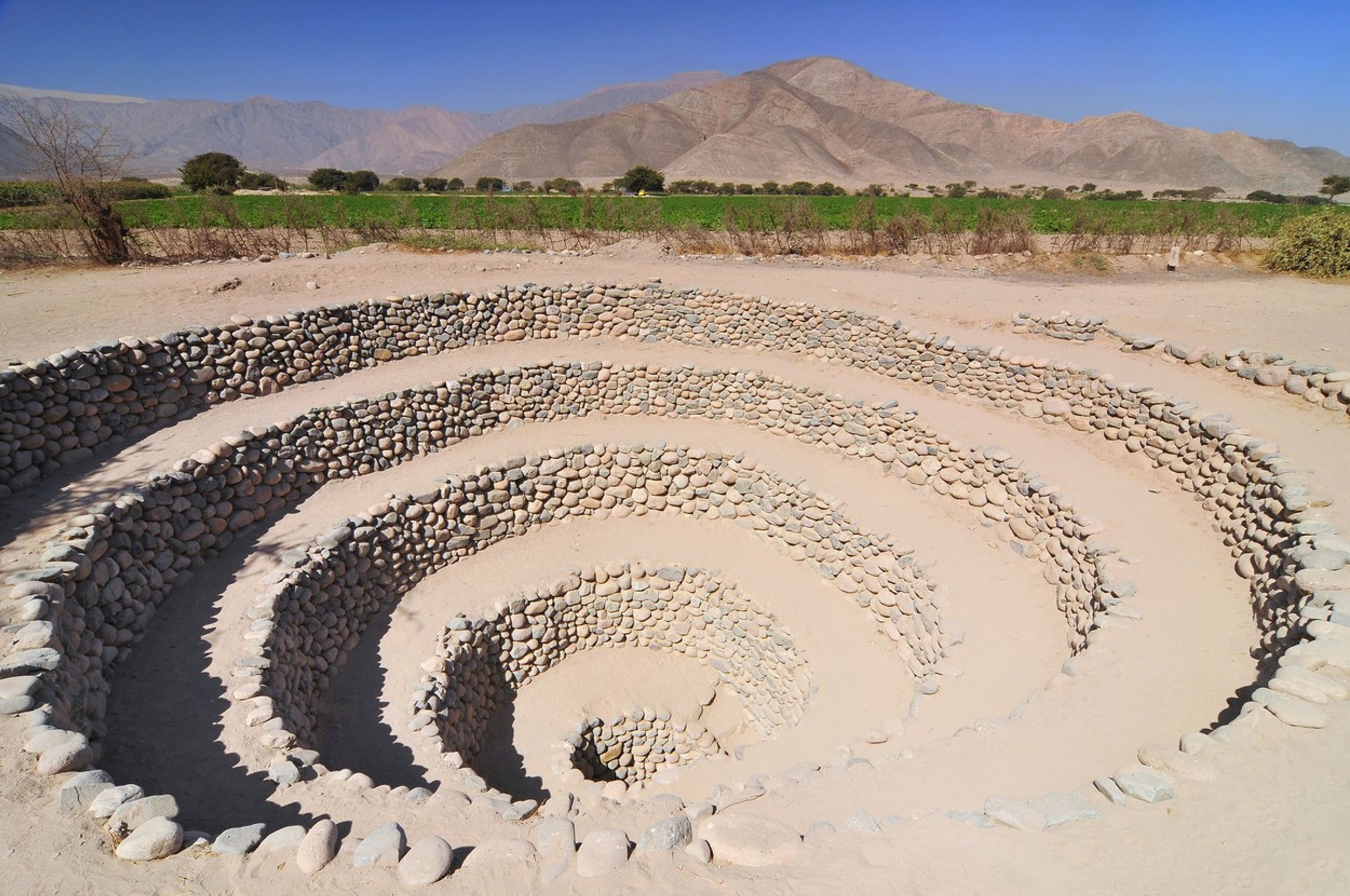Spirálovité díry na planině Nazca - 1 - GALERIE: Obrazce na planině Nazca (1/2)