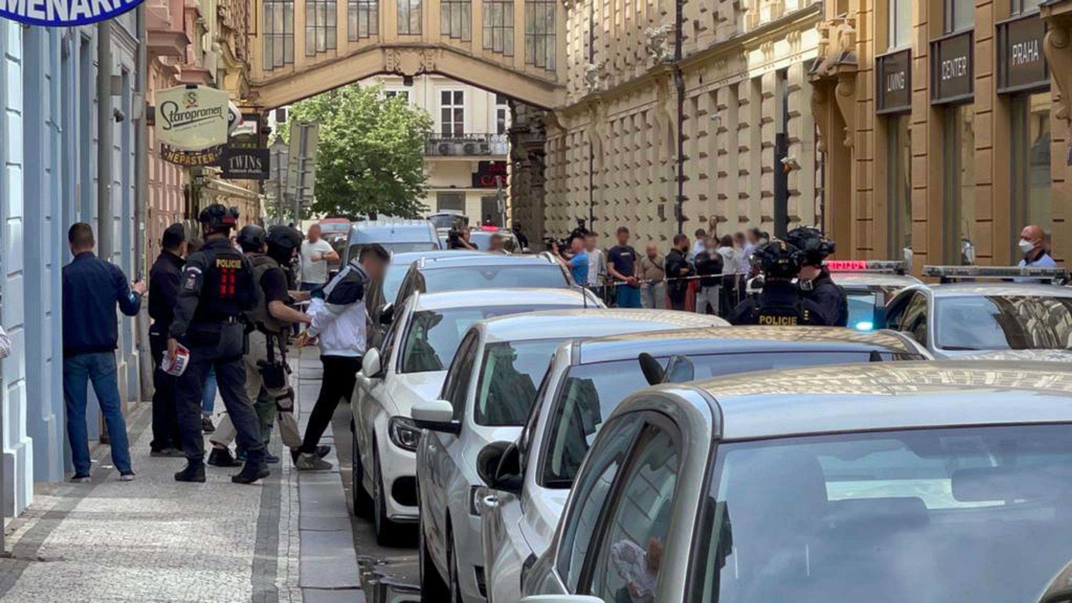 Ozbrojené vloupání v centru Prahy - 1 - GALERIE: Ozbrojení útočníci v bytě v Praze (21/23)