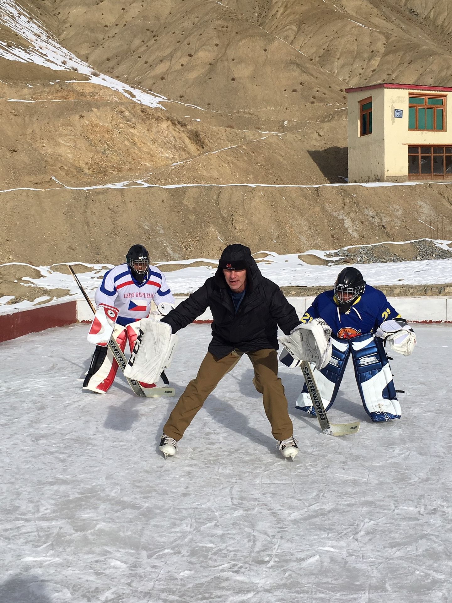 Dominik Hašek v Tibetu - GALERIE: Legendární gólman Dominik Hašek učil hokej děti v Tibetu (3/4)