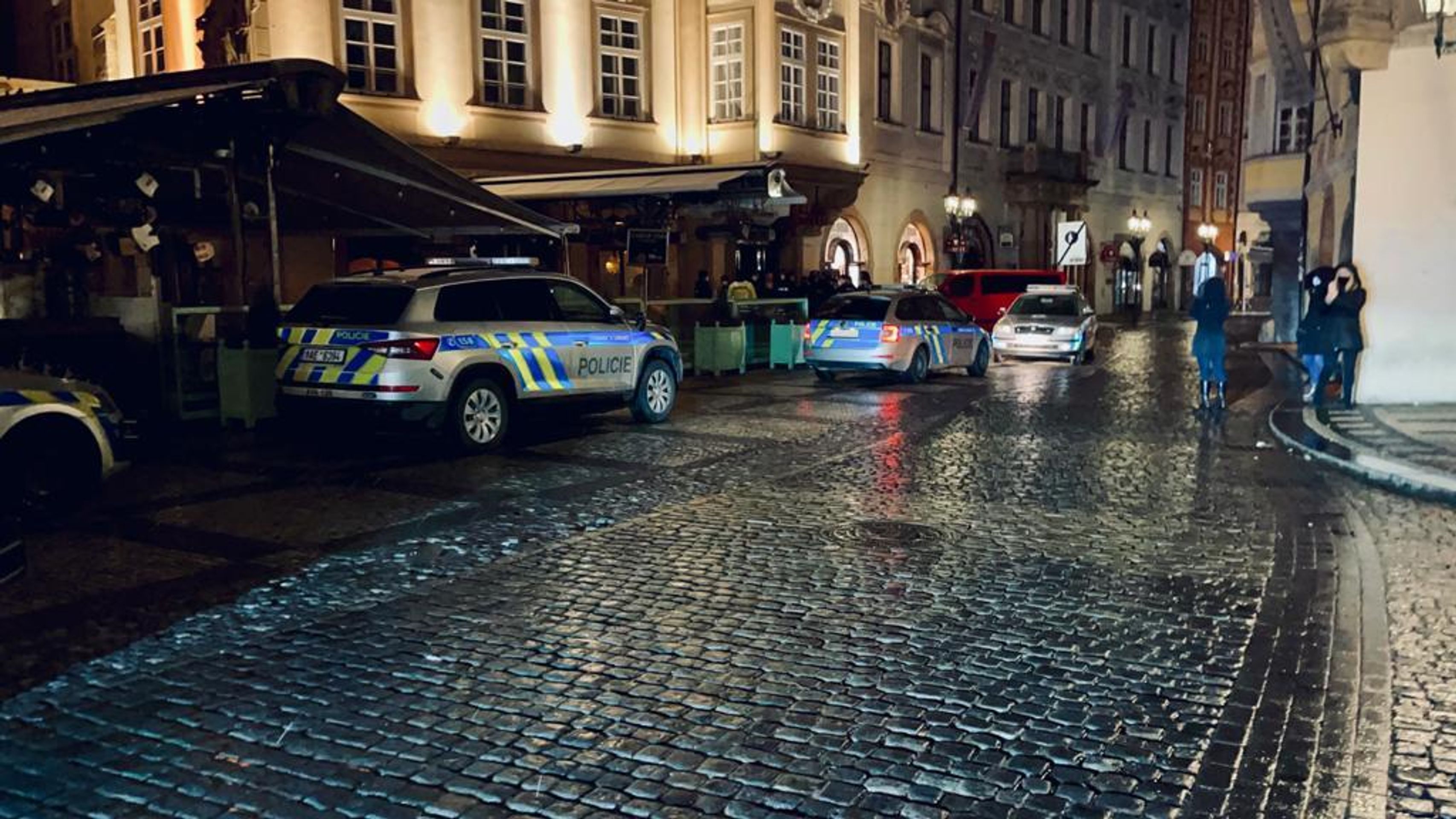 Razie v hotelu U Prince - 1 - GALERIE: Zásah policistů v otevřených podnicích v Praze (8/8)