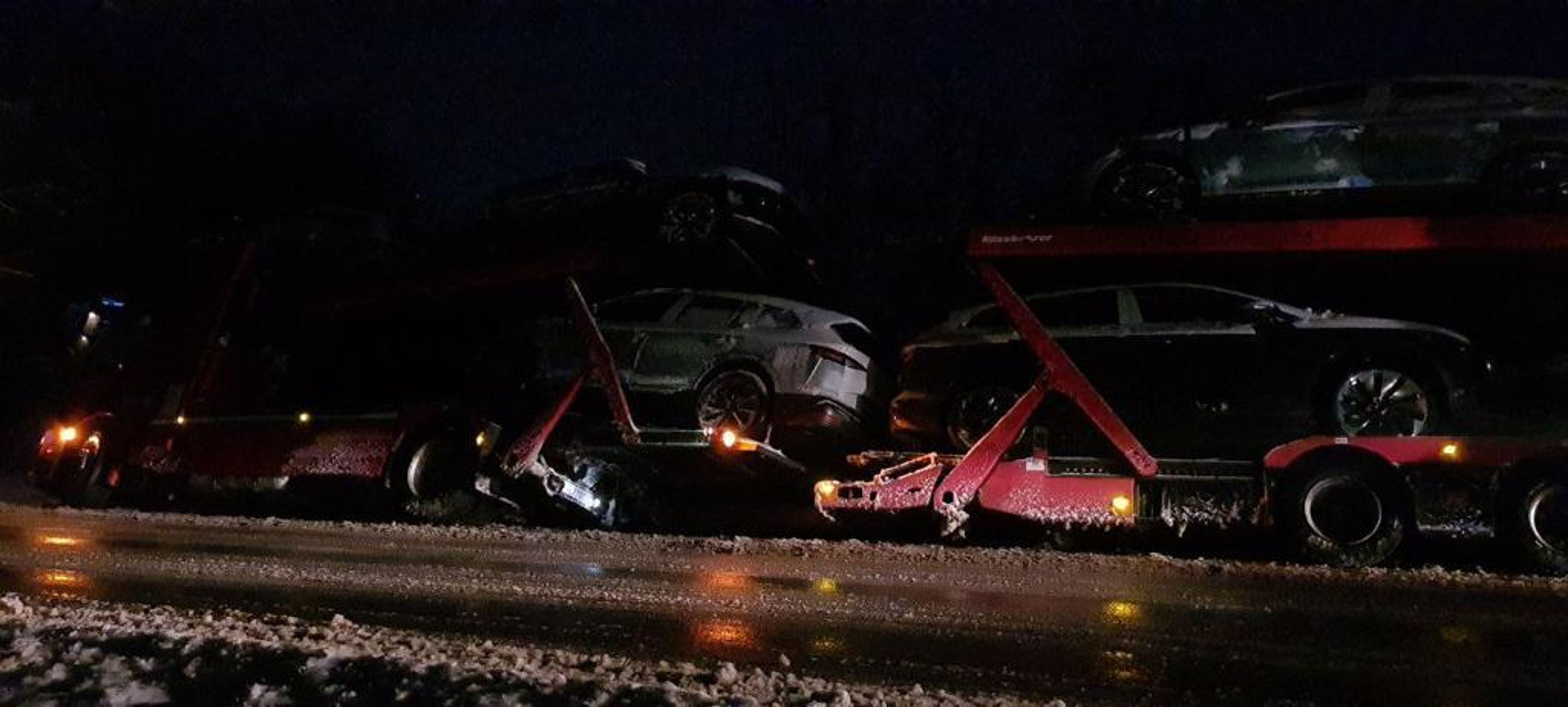 Kamion na boku na Mělnicku - 5 - GALERIE: Na Mělnicku havarovalo nákladní auto (5/12)