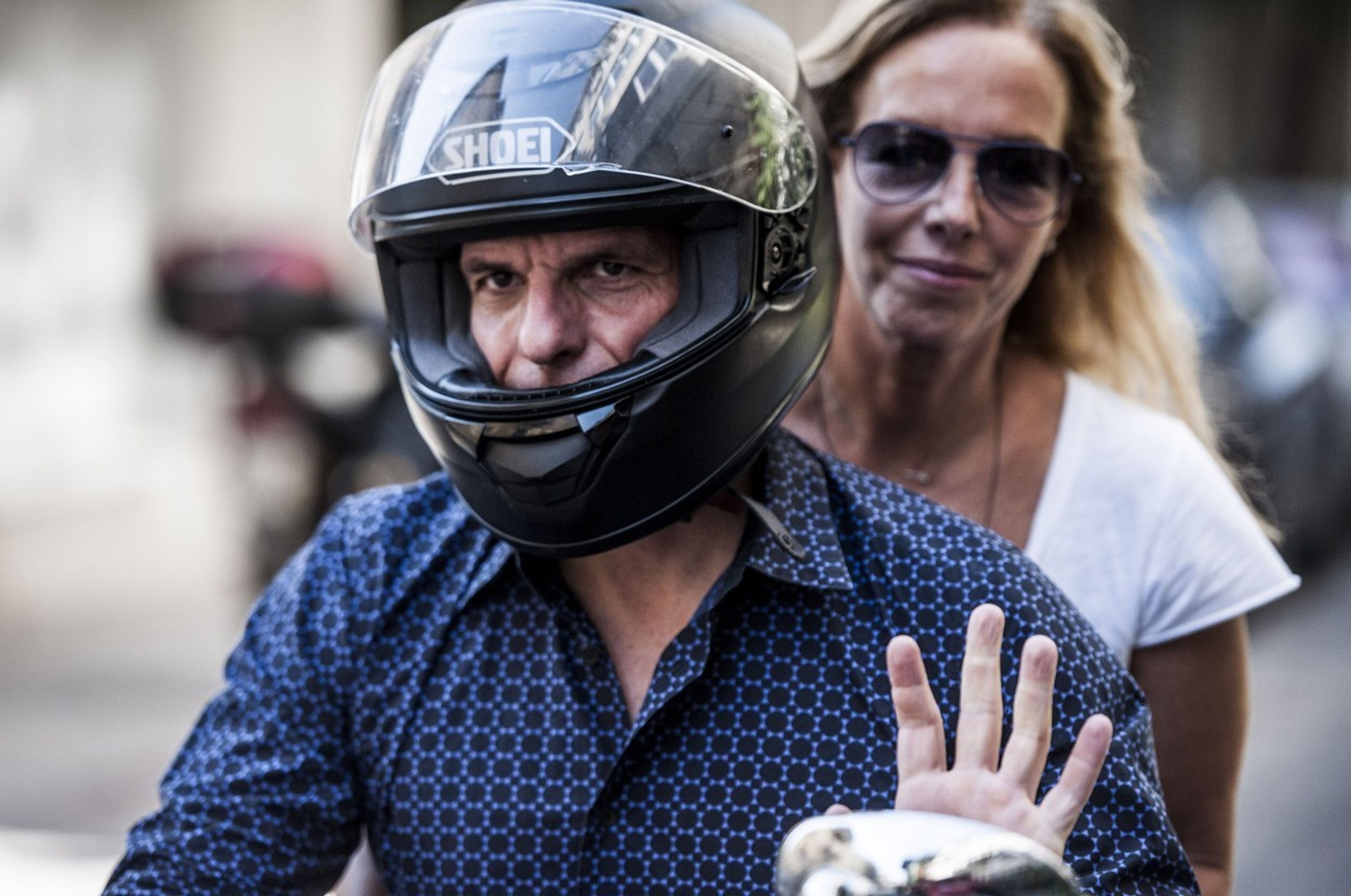 Janis Varufakis rezignoval a odjel na motorce - 1 - GALERIE: Janis Varufakis opouští řecké ministerstvo financí (1/5)
