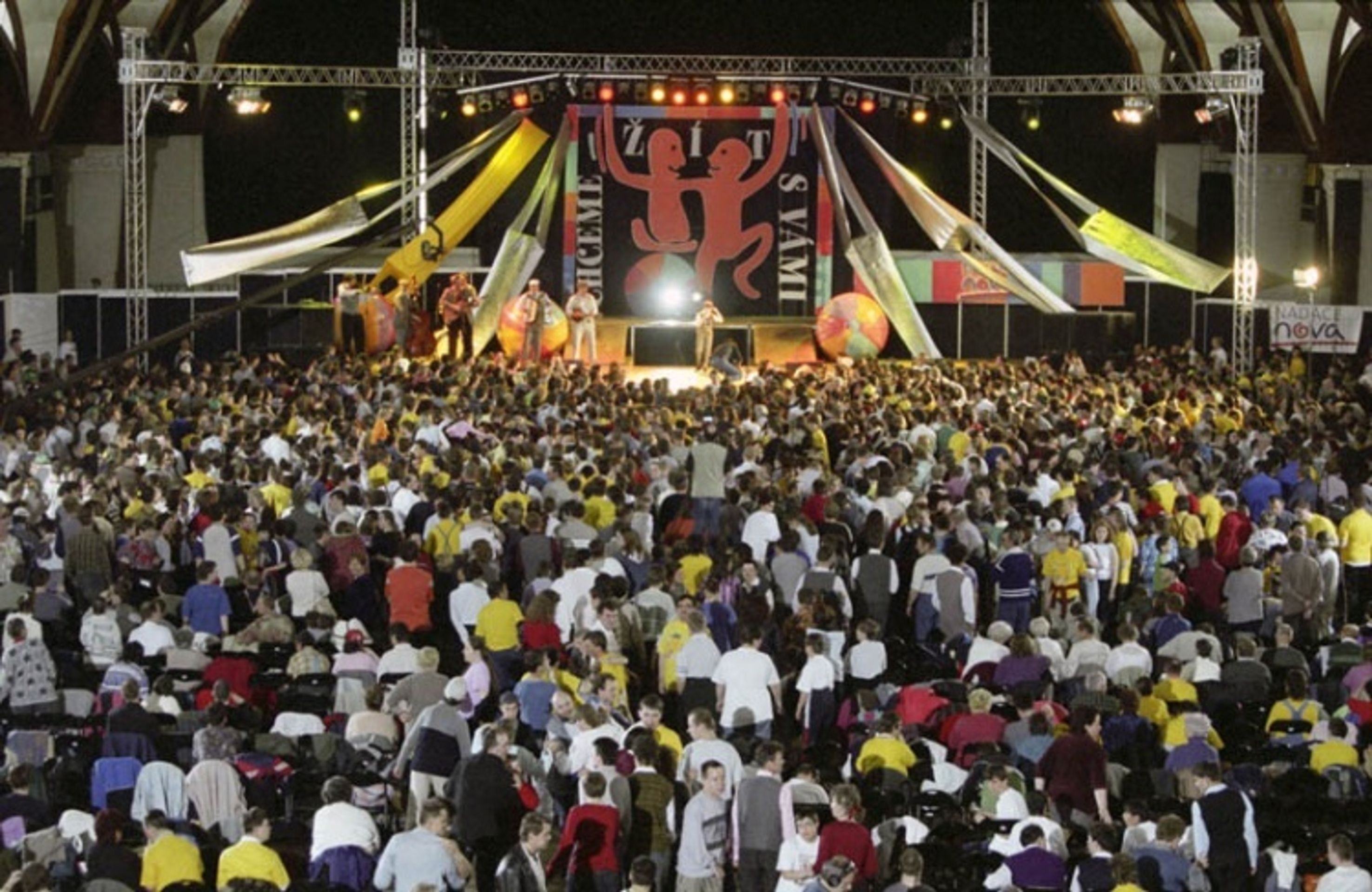 Charitativní koncert Chceme žít s vámi pořádá Nadace Nova.  - Chceme žít s vámi 2007 (1/2)