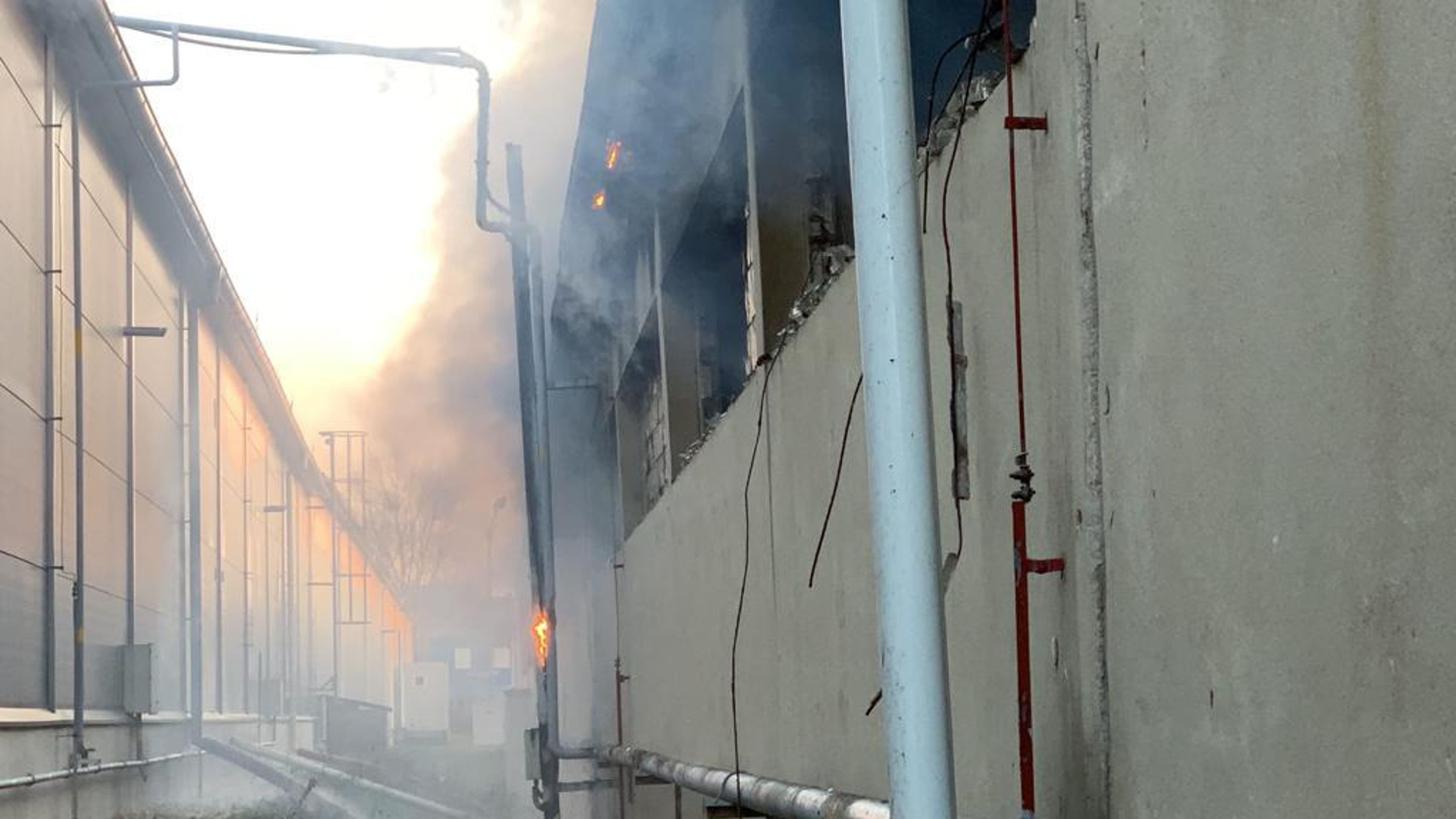 Požár haly s pyrotechnikou v Horních Počernicích - 5 - GALERIE: Požár haly s pyrotechnikou v Horních Počernicích (7/27)