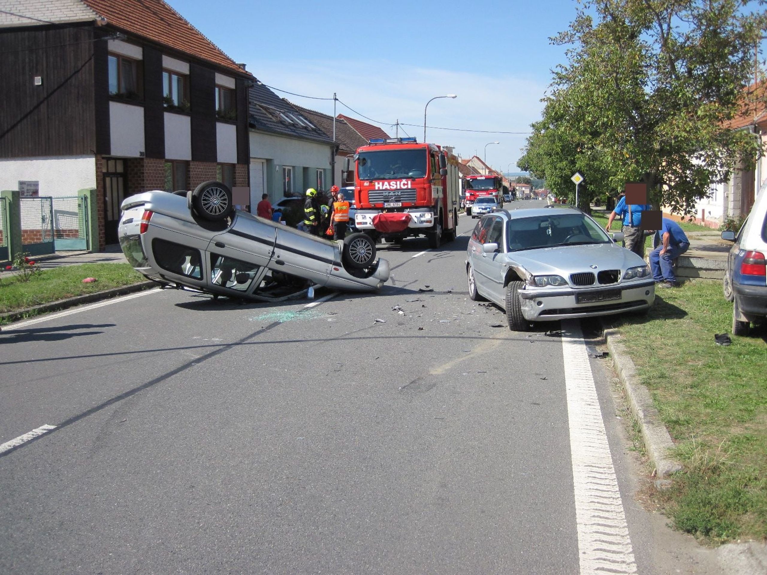 Smolař si koupil auto a hned ho obrátil na střechu - Koupil si auto a hned ho obrátil na střechu (2/3)