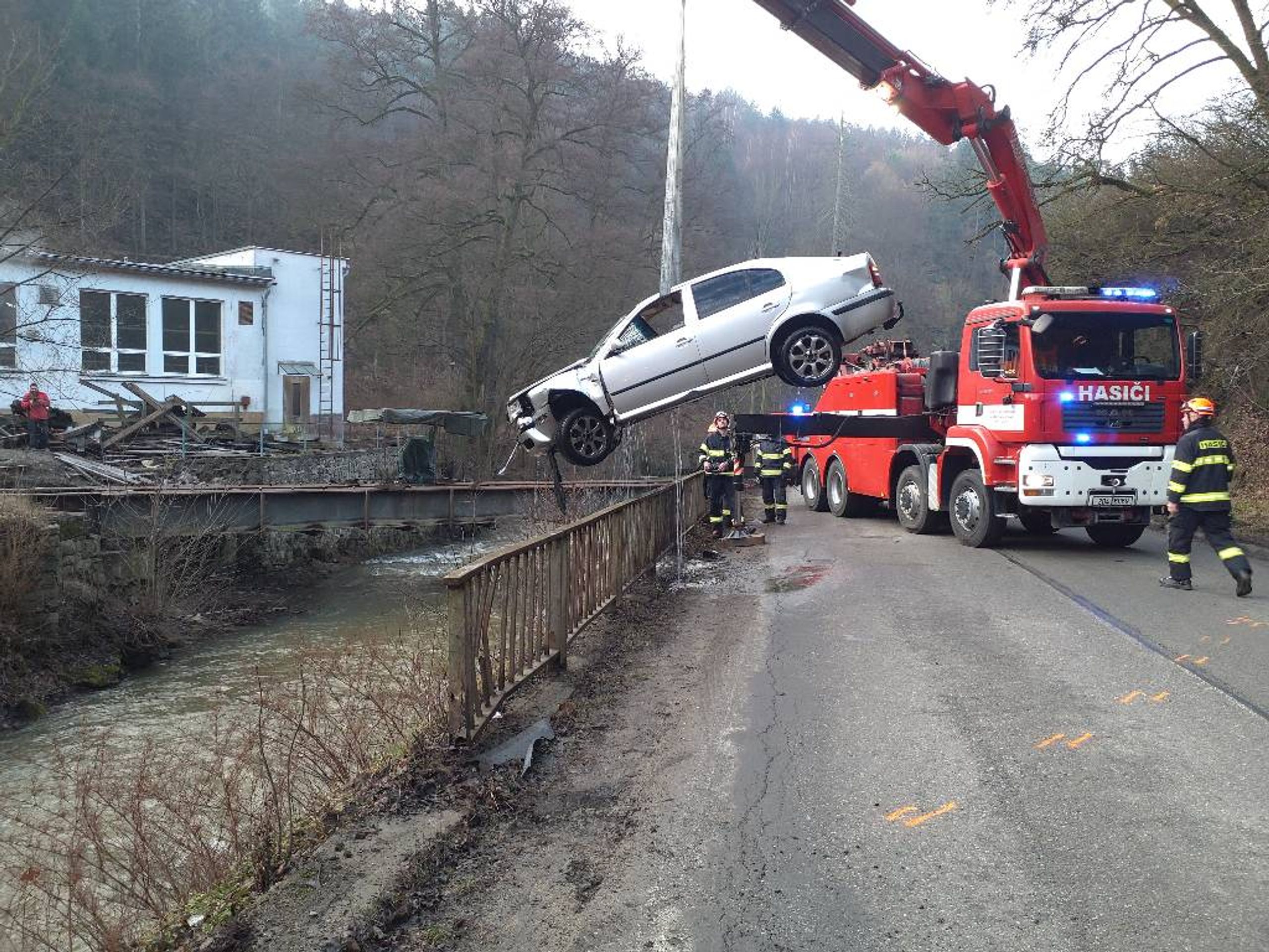 Záchrana řidiče z řeky u Blanska - Záchrana řidiče z řeky u Blanska (2/4)