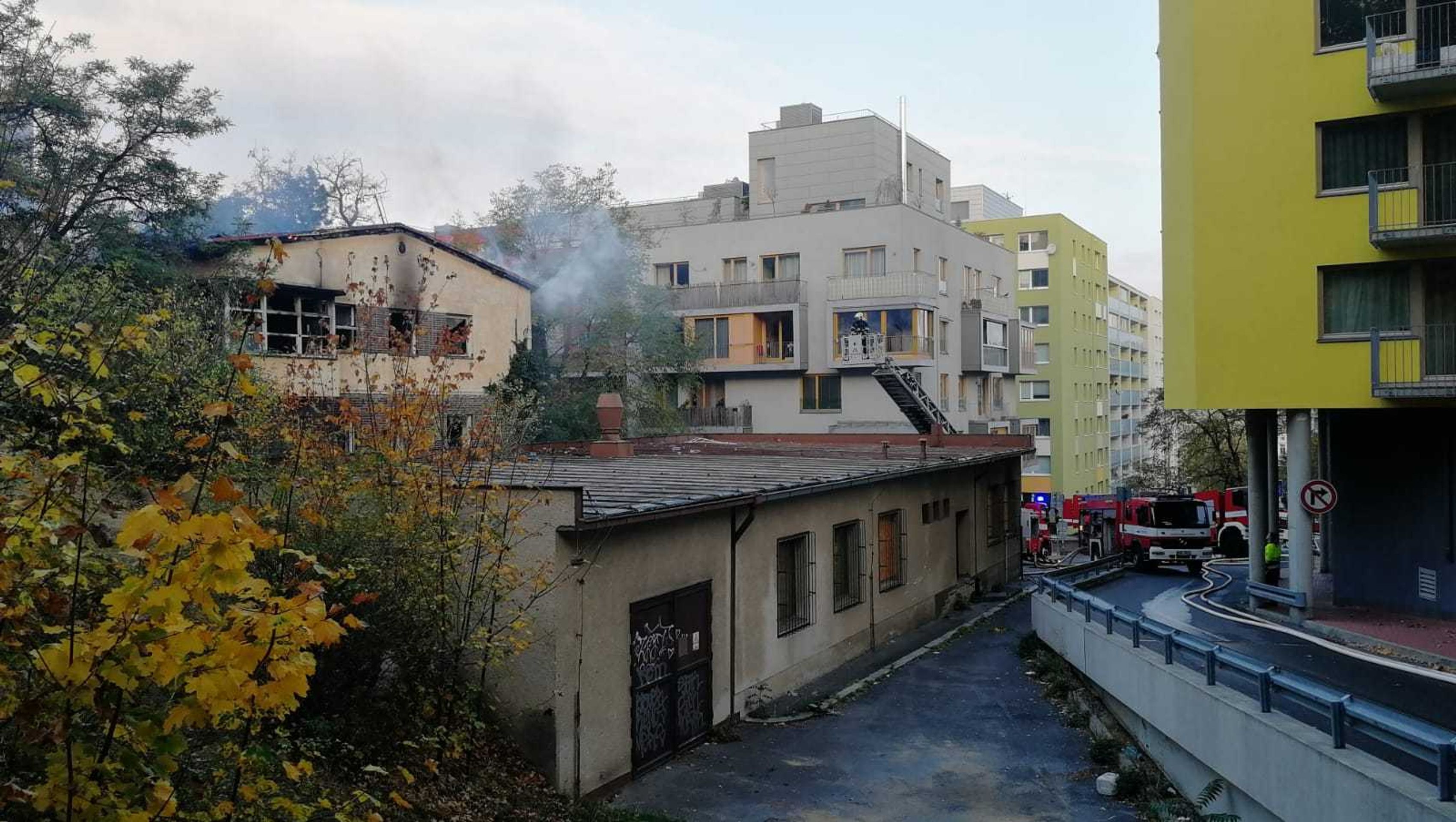 Požár Jeseniova ulice Praha - 7 - GALERIE: Požár v bývalé budově Českého rozhlasu (4/12)