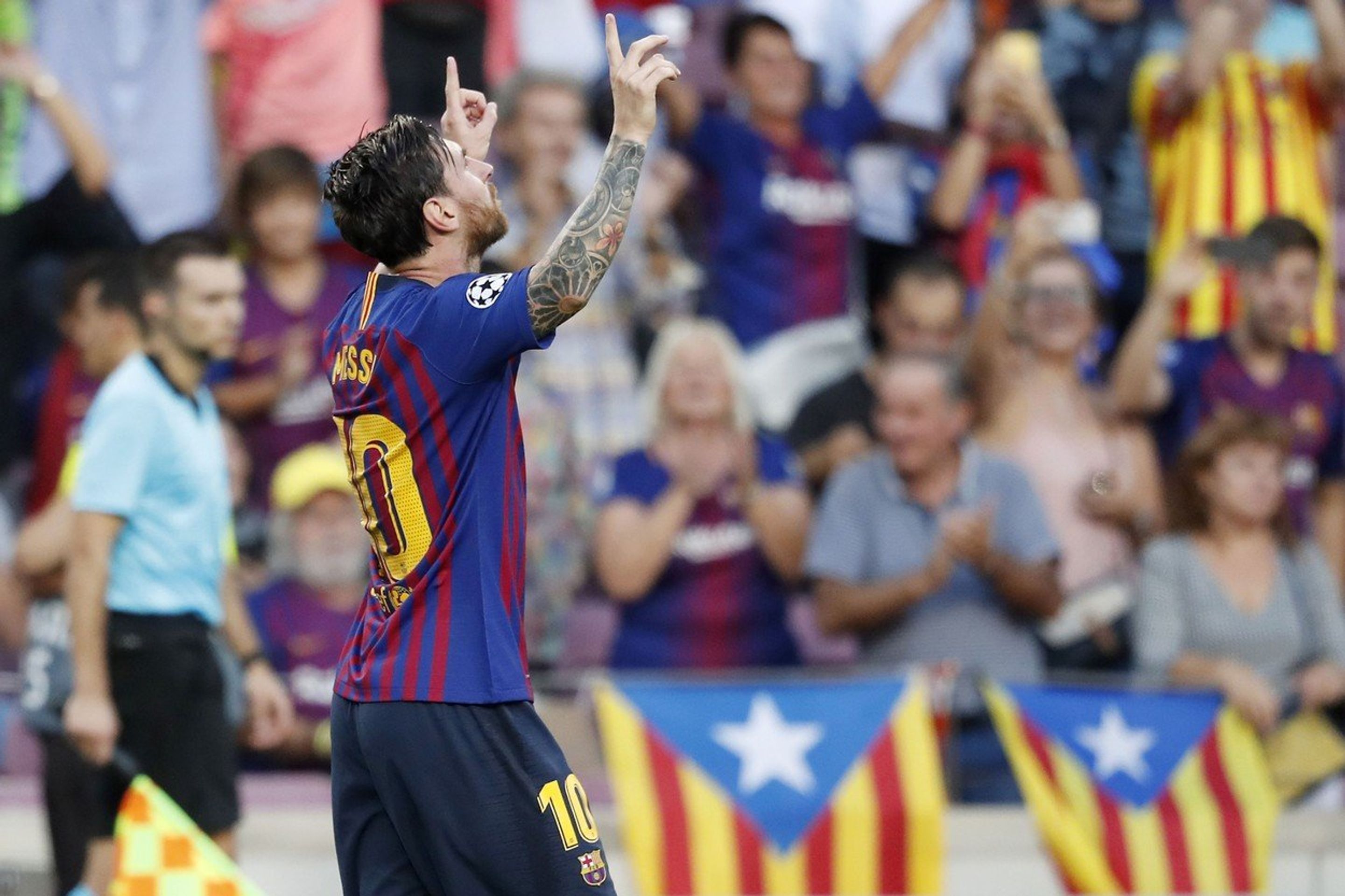 Lionel Messi - GALERIE: Lionel Messi věnoval po zápase v LM dres vítězi Tour (2/4)