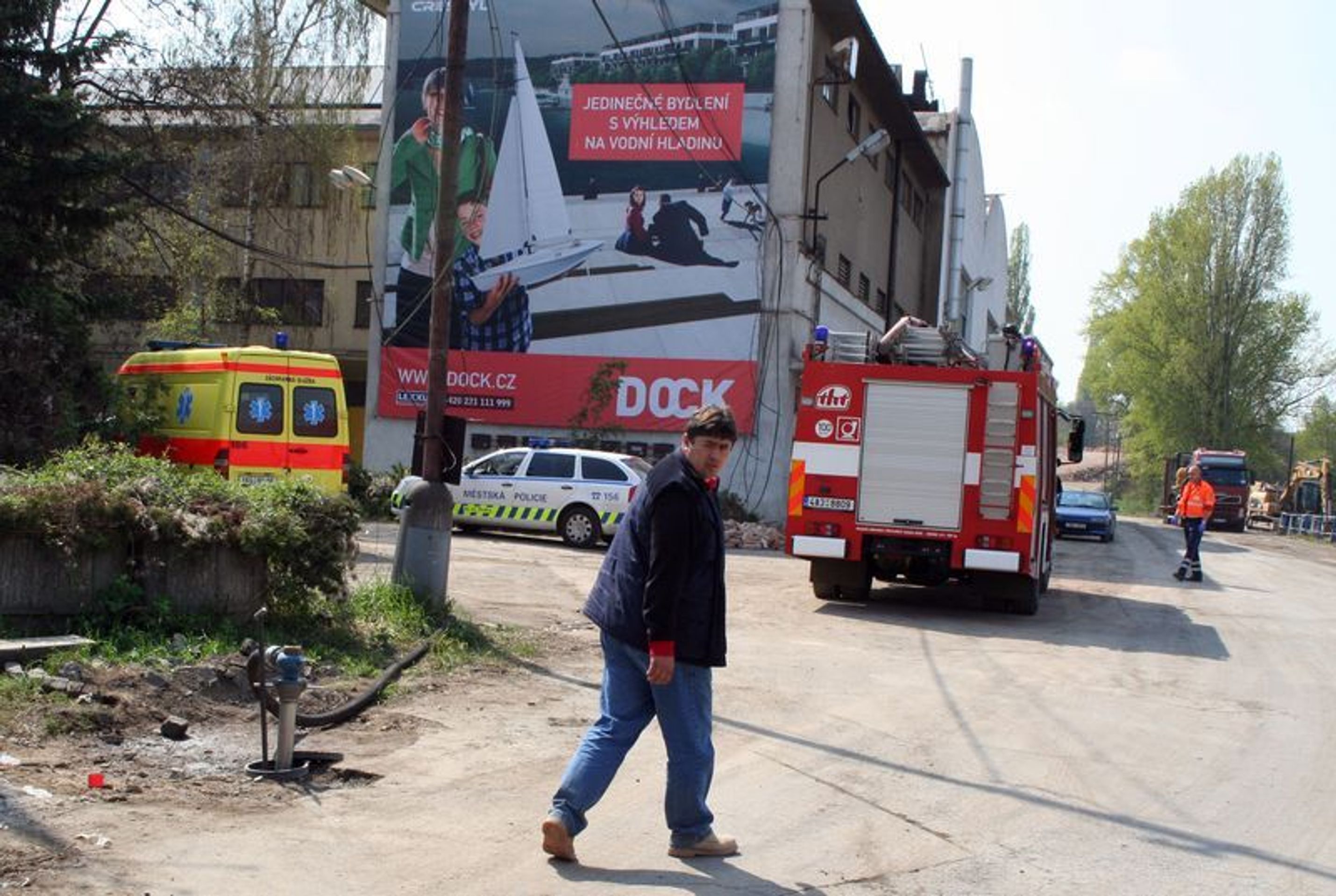 Policisté a hasiči vyhazují bezdomovce z Libně-5 - GALERIE: Hasiči a policisté vyhánění bezdomovce z loděnic (5/5)