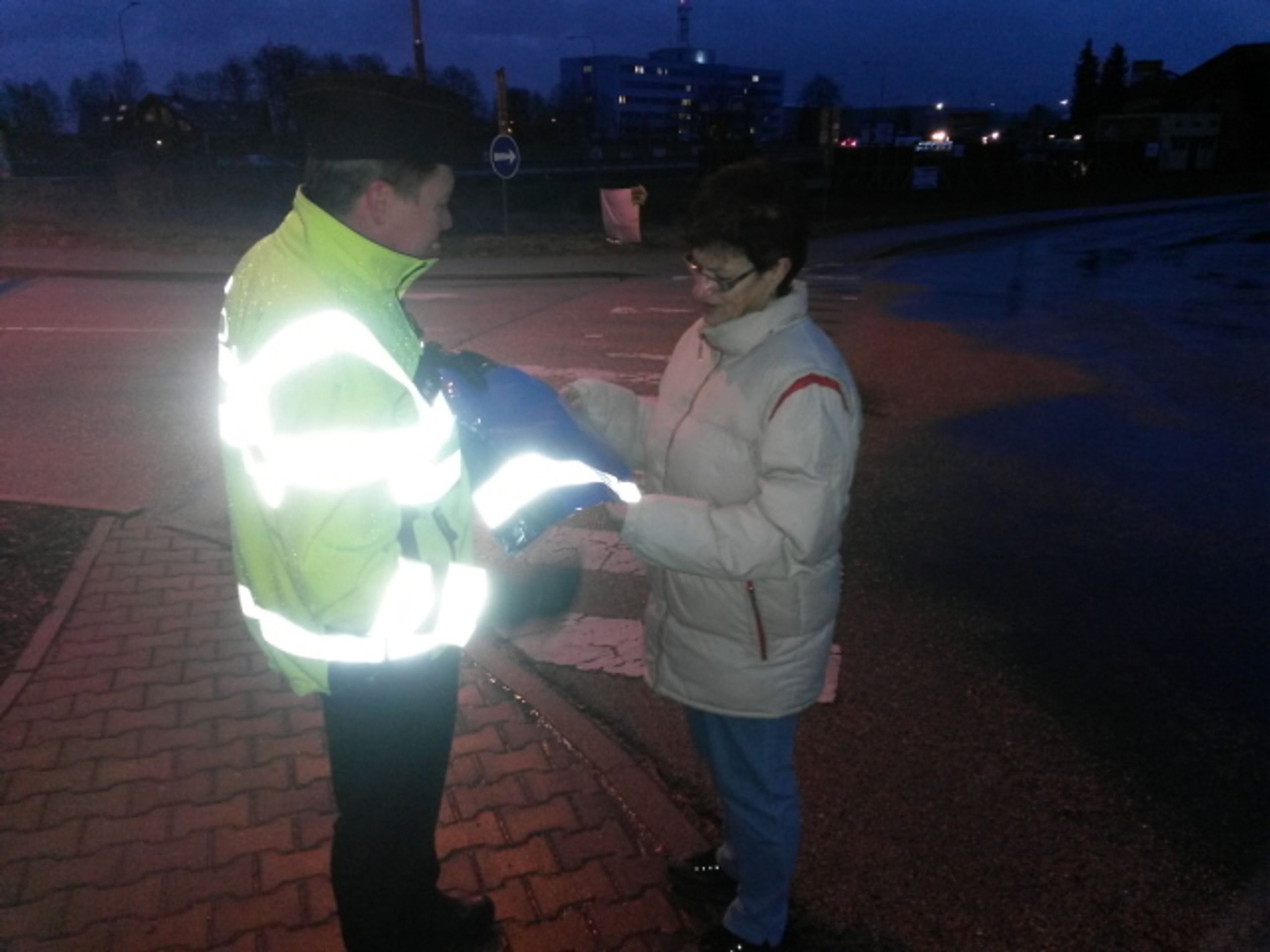 Reflexní tašky - Tábor - 5 - GALERIE: Jihočeští policisté rozdávali relexní tašky (5/5)