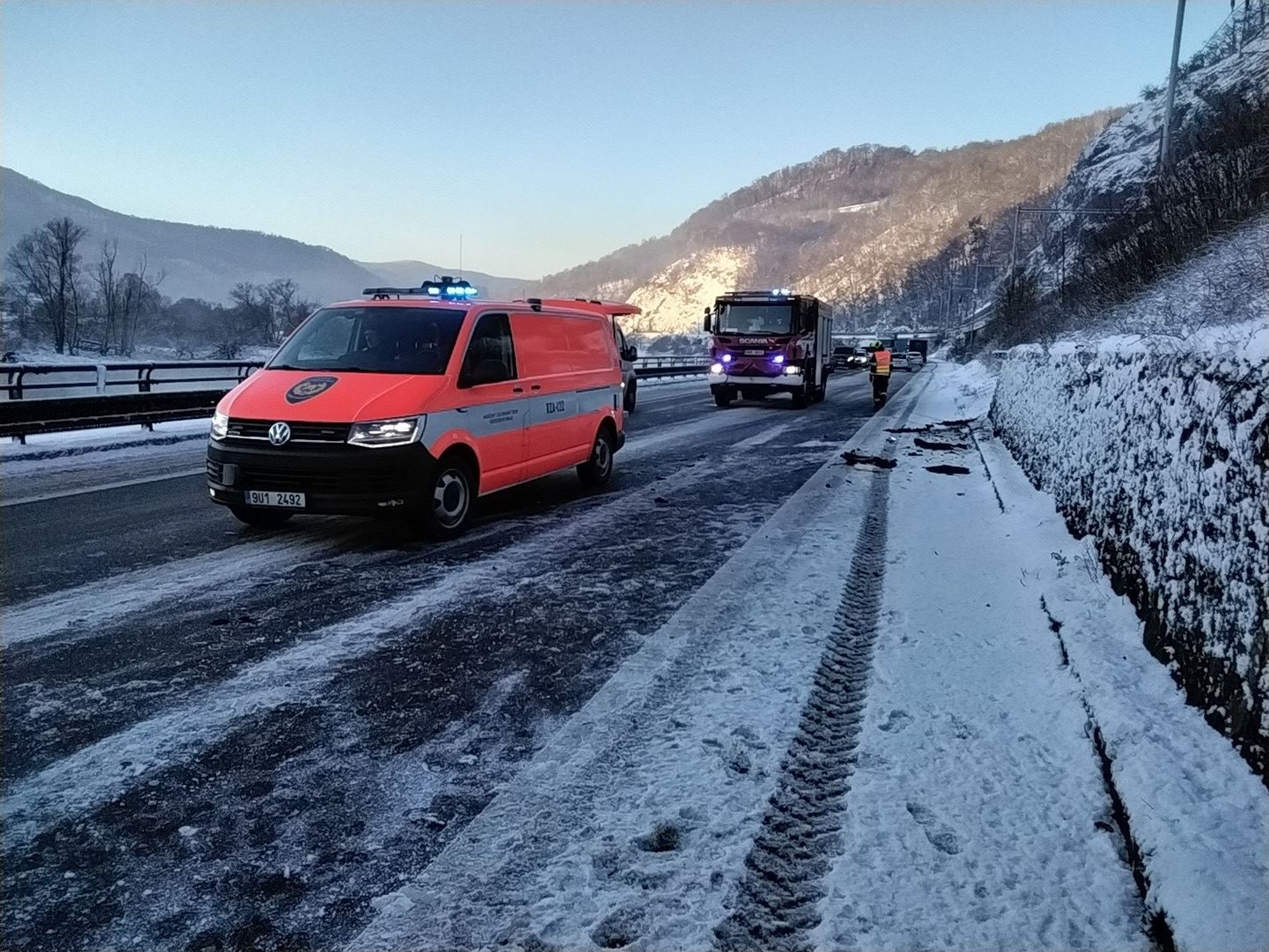 Dopravní nehoda v Ústeckém kraji (3) - Dopravní peklo na zmrzlých silnicích (2/11)
