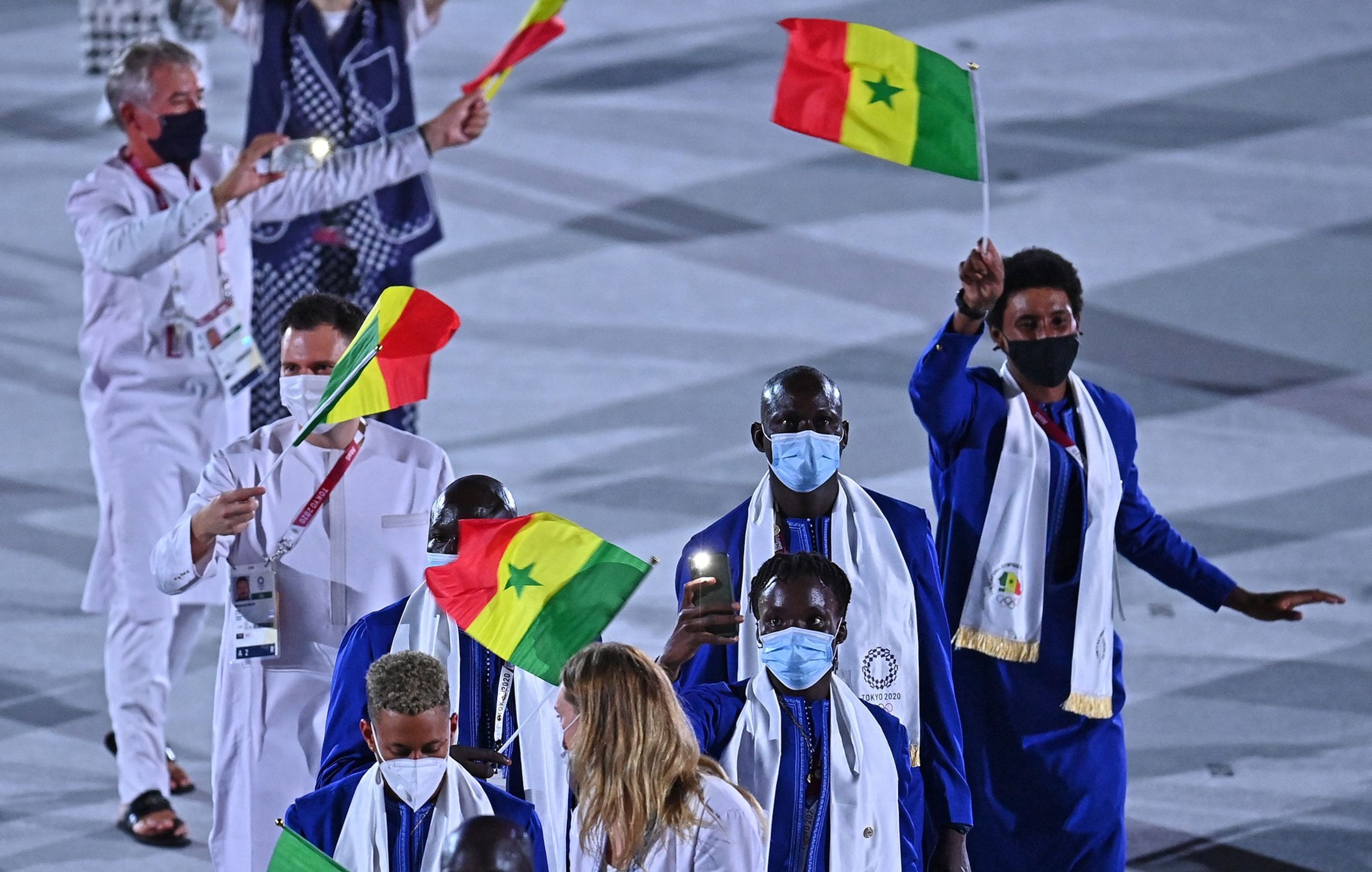 Senegalci si na ceremoniál vzali šály - Galerie: Originální outfity při zahajovacím olympijském ceremoniálu (11/17)