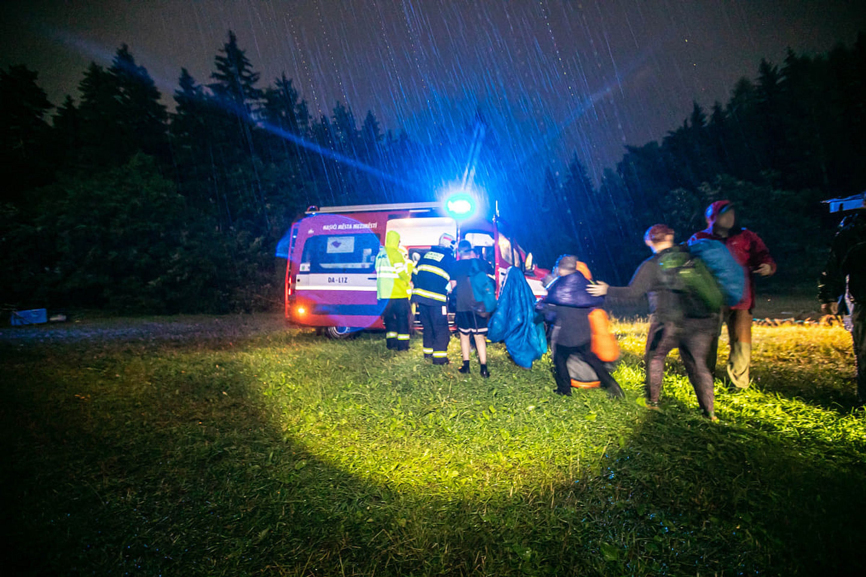 Hasiči pomáhali s evakuací dětí z dětských táborů - 5 - GALERIE: Hasiči pomáhali s evakuací dětí z dětských táborů (5/8)