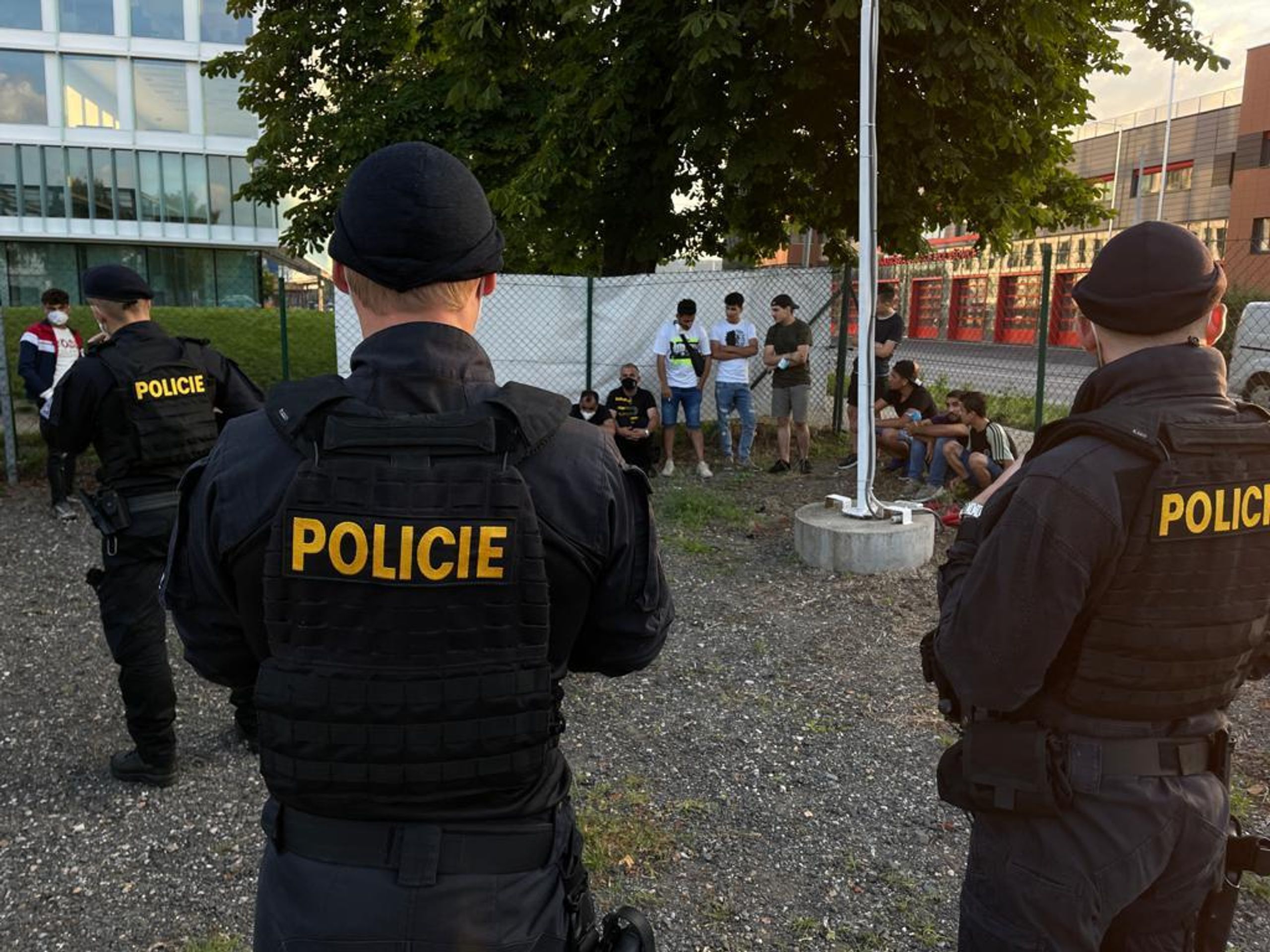 Dodávka s migranty ujížděla policii - 14 - GALERIE: Migranti utíkali před policií (13/26)