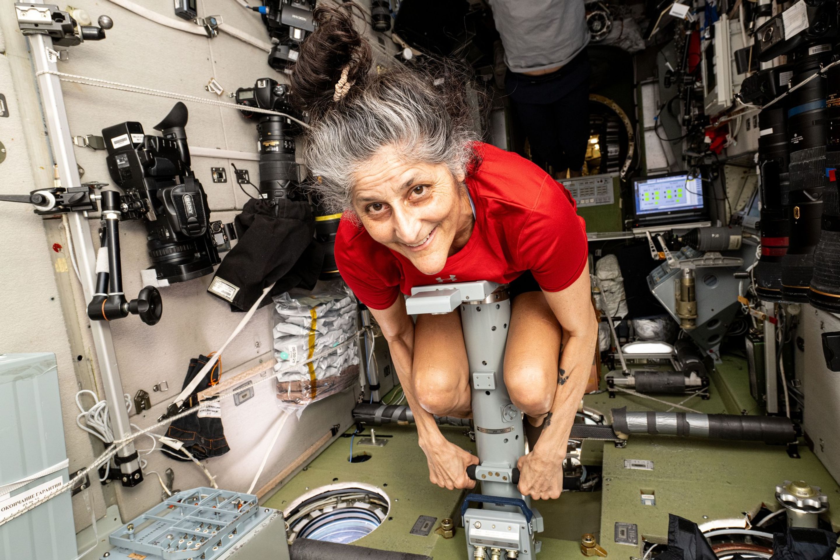 Velitelka Suni Williamsová na specializovaném zařízení na měření hmotnosti - Návrat astronautů na Zemi (1/14)