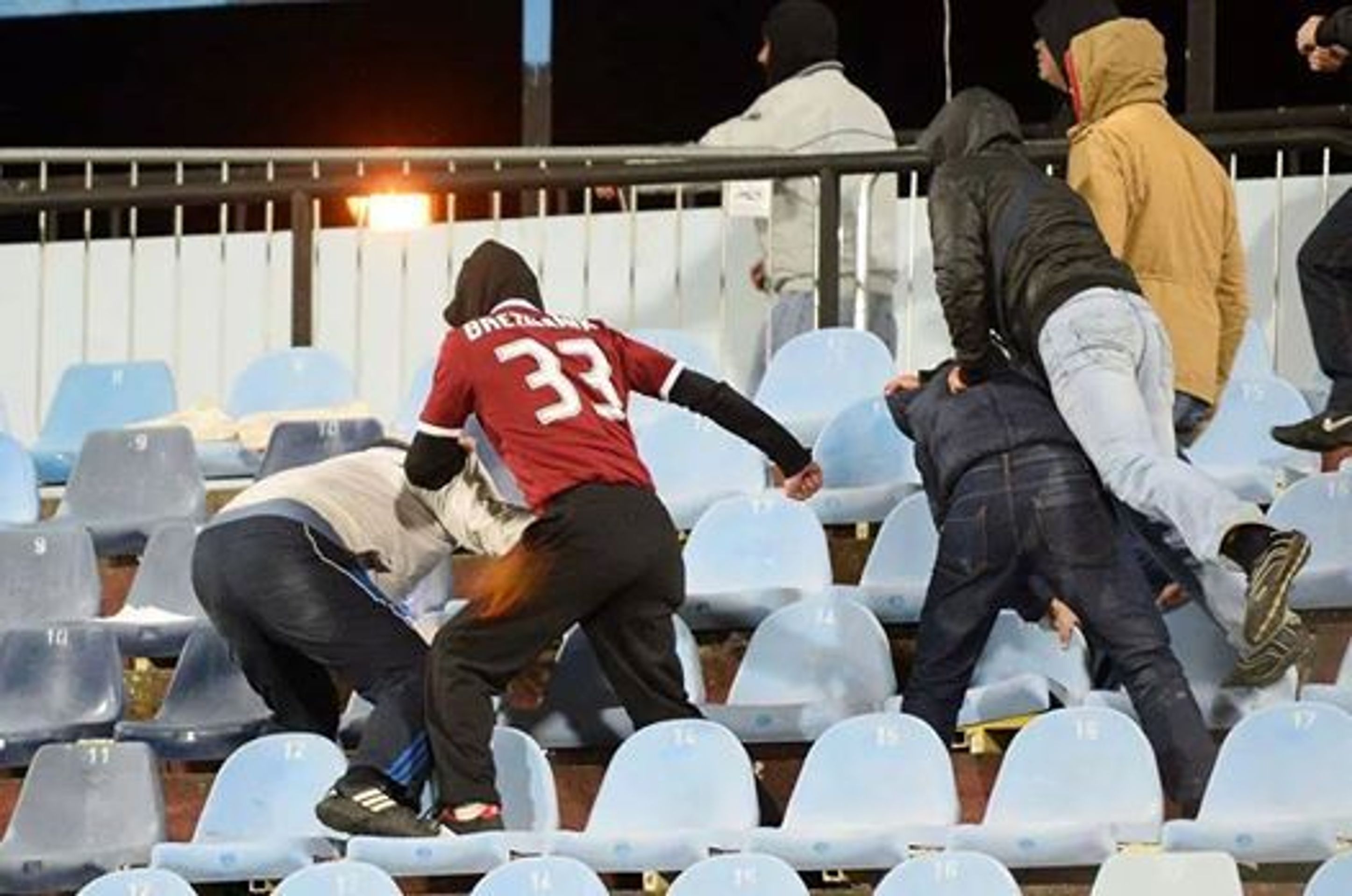 Řádění chuligánů na zápase Slovan - Sparta - 2 - GALERIE: Řádění chuligánů na zápase Slovan - Sparta (1/10)