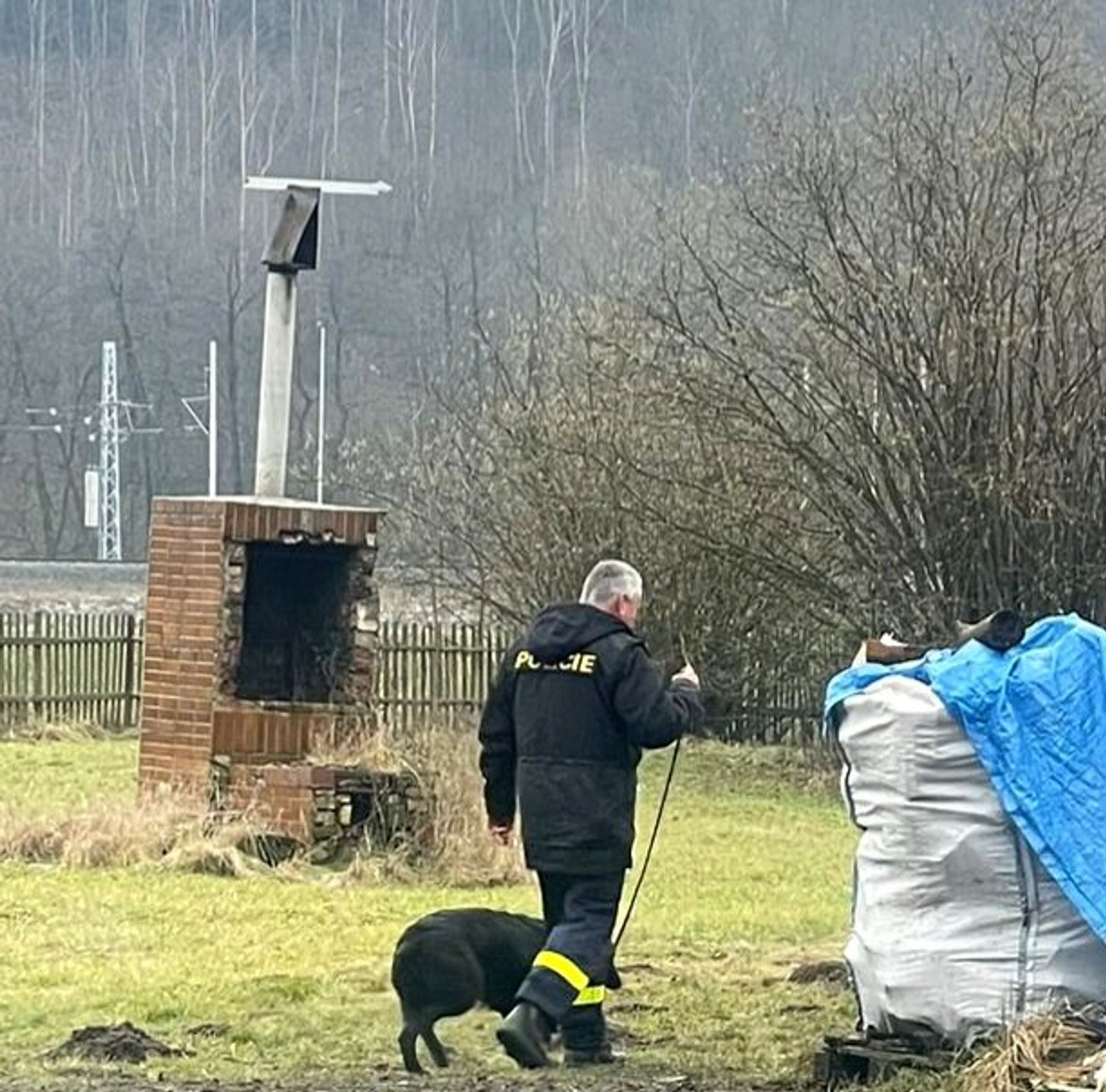 Policie spolu s hasiči ohledávají místo nočního požáru domu v Brandýse nad Orlicí (3) - Požár domu na Orlickoústecku (8/9)