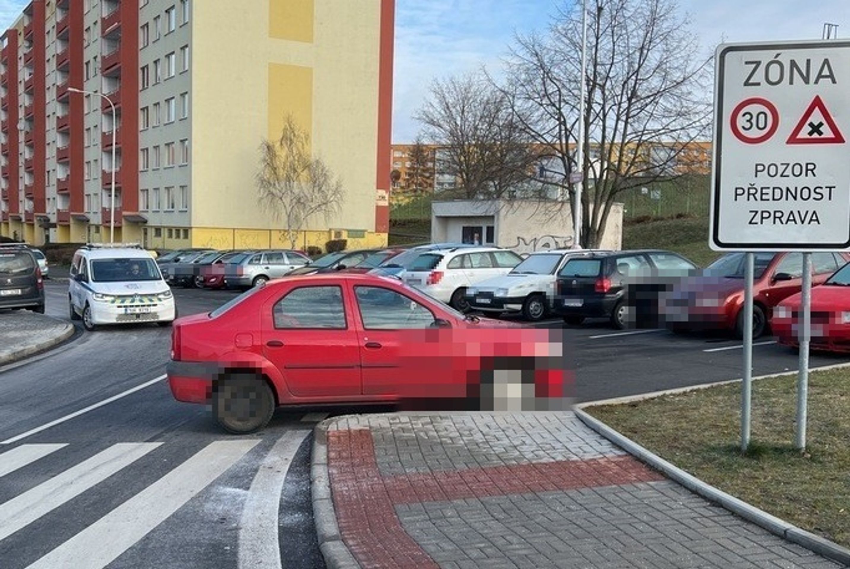 Řidiči nezabezpečili svá vozidla, ta se samovolně rozjela a nabourala (3) - Řidiči nezabezpečili svá vozidla (1/3)