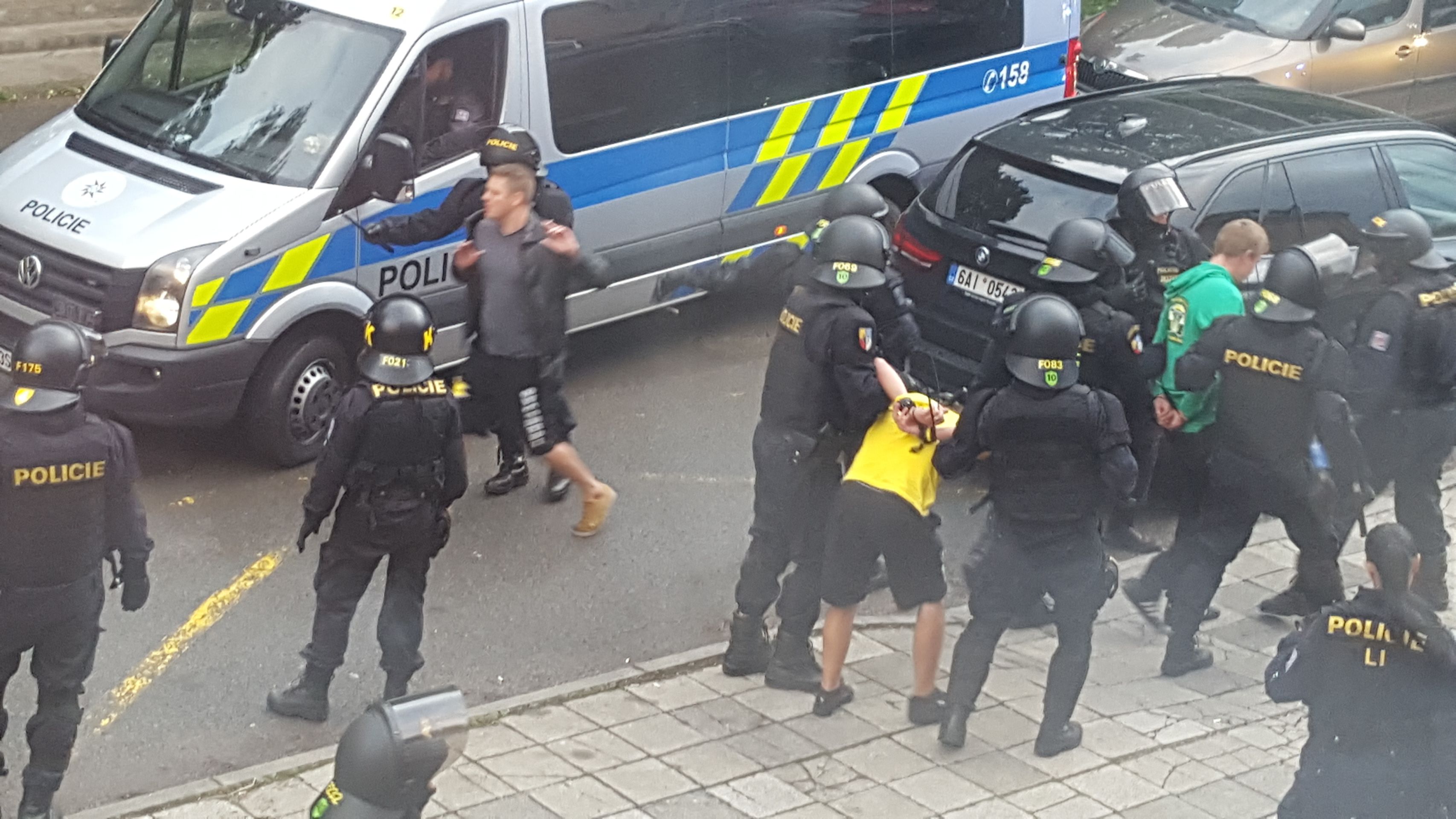 Zatýkání fanoušků Vsetína na Kladně s Jaromírem Jágrem - 3 - GALERIE: Policie zatýkala na Kladně, byl u toho i Jágr (3/6)