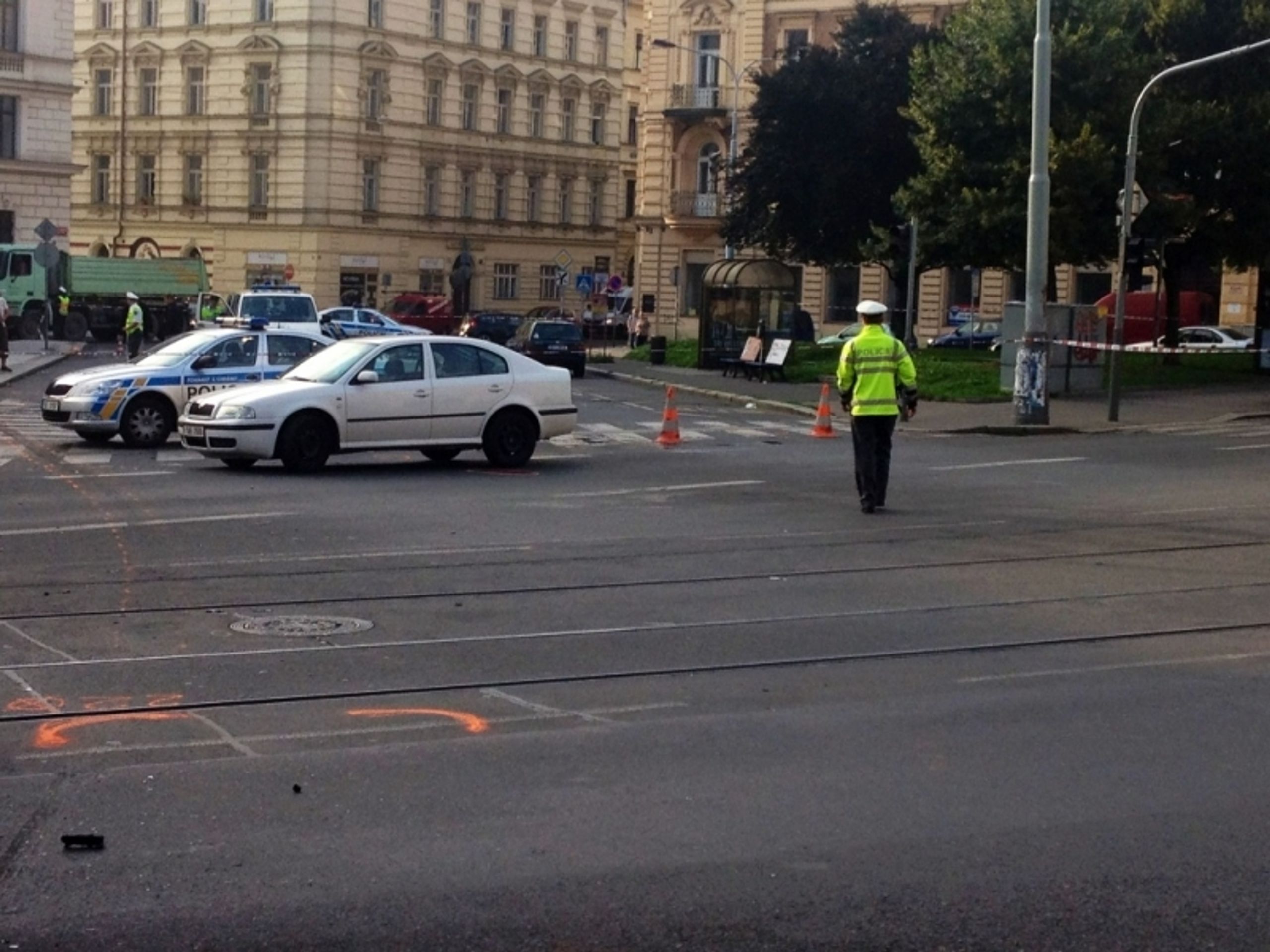 Řidič BMW srazil a zabil mladou ženu na zastávce MHD v Praze - 6 - GALERIE: Nehoda v Praze, při níž řidič BMW srazil a zabil mladou ženu na zastávce MHD (8/13)