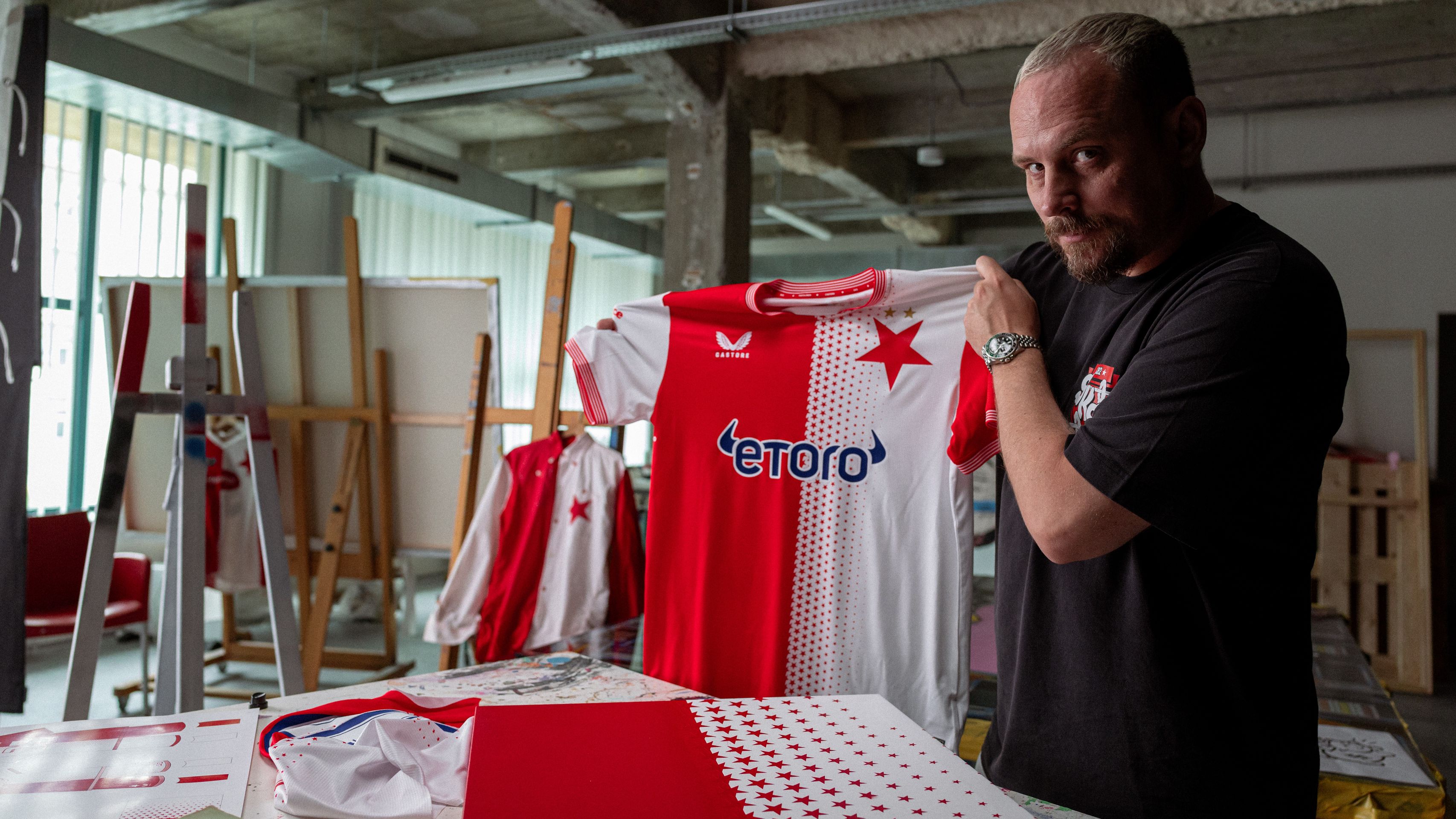 Pasta Oner s novým dresem Slavie - Slavia představila nové dresy (4/6)