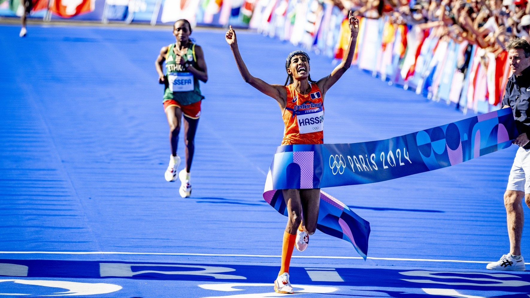 Sifan Hassanová v cíli maratonského závodu