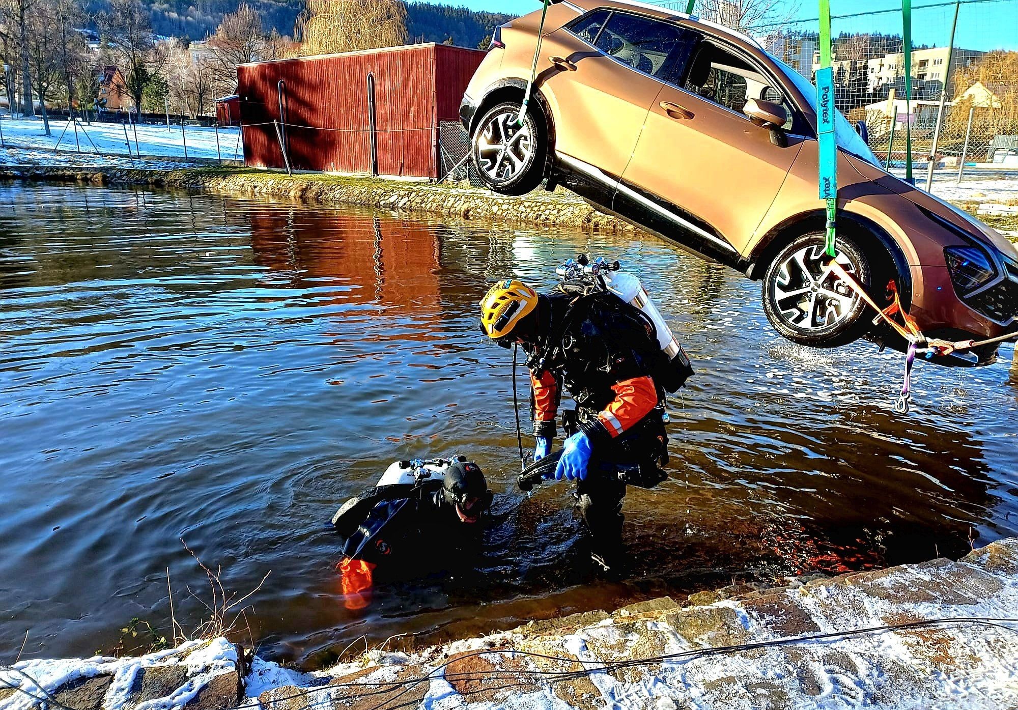 Auto v nádrži na Prachaticku