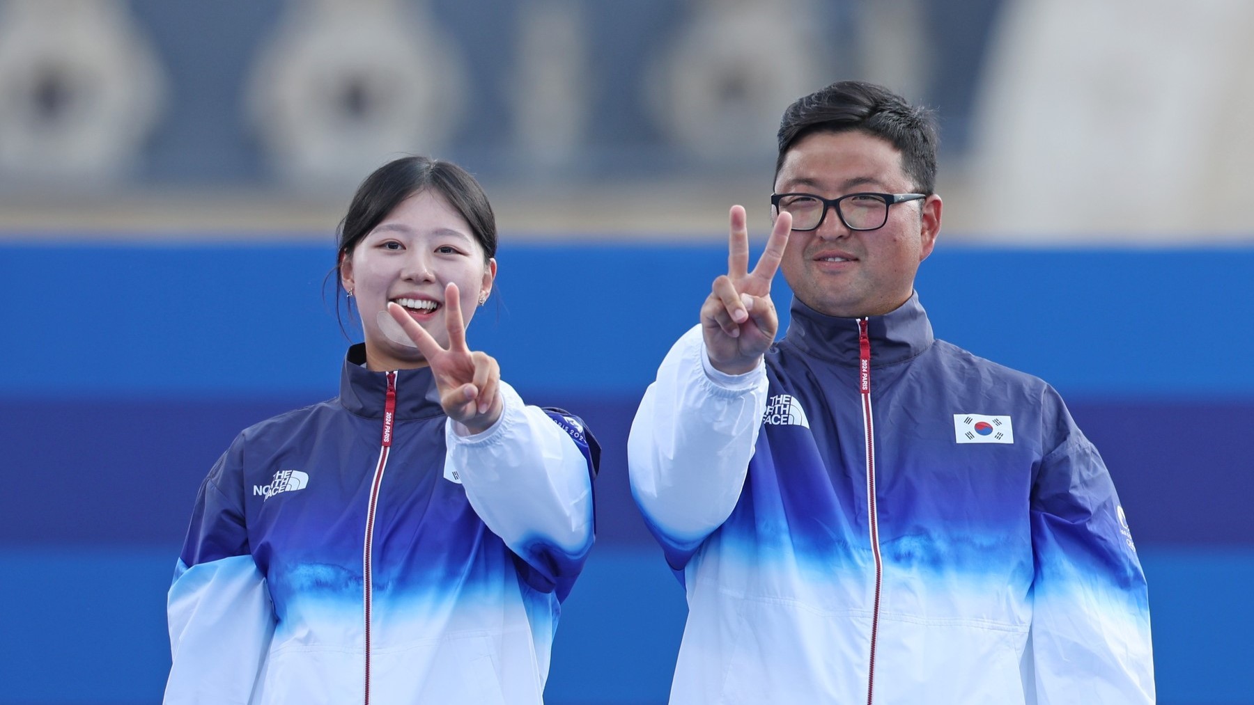 Korejší lukostřelci Lim Si-hyeon a Kim Woo-jin