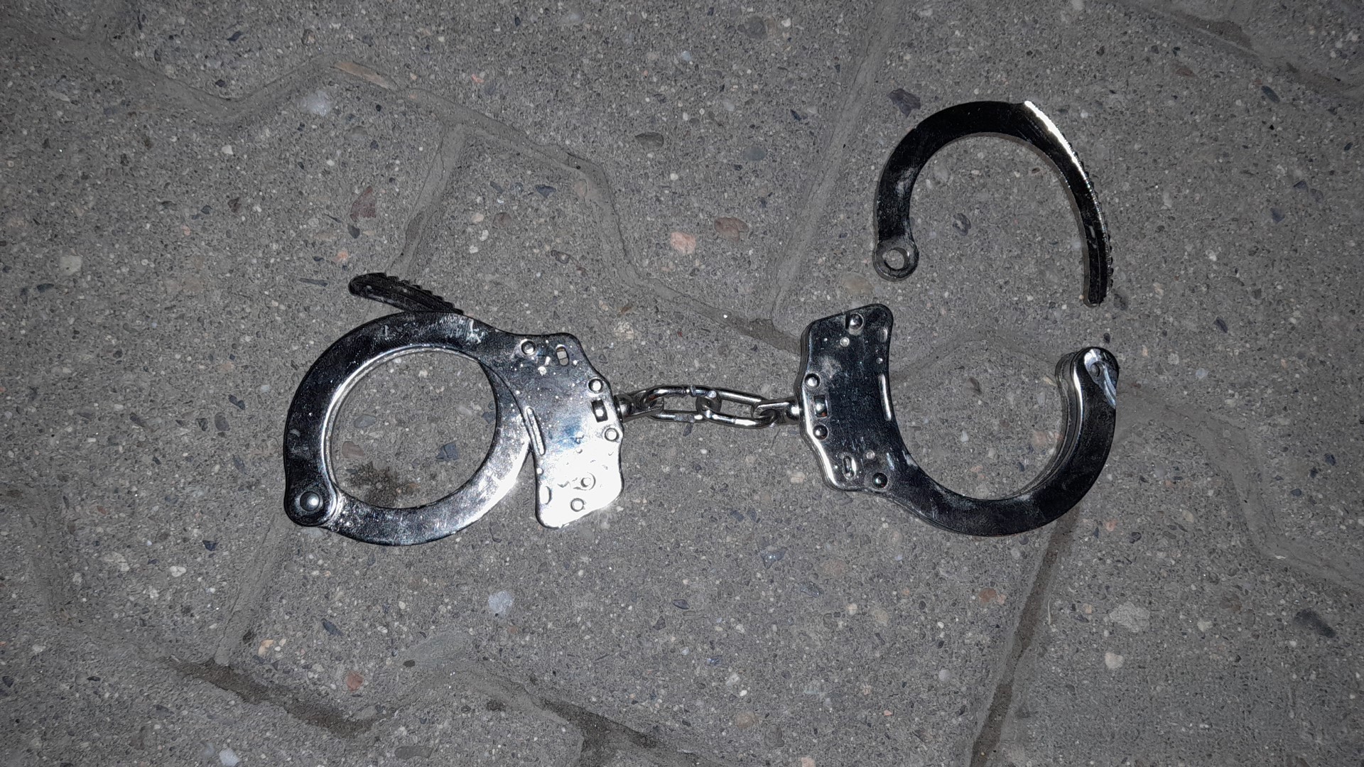 Žena se nemohla zbavit pout. Na pomoc přispěchali policisté i hasiči 