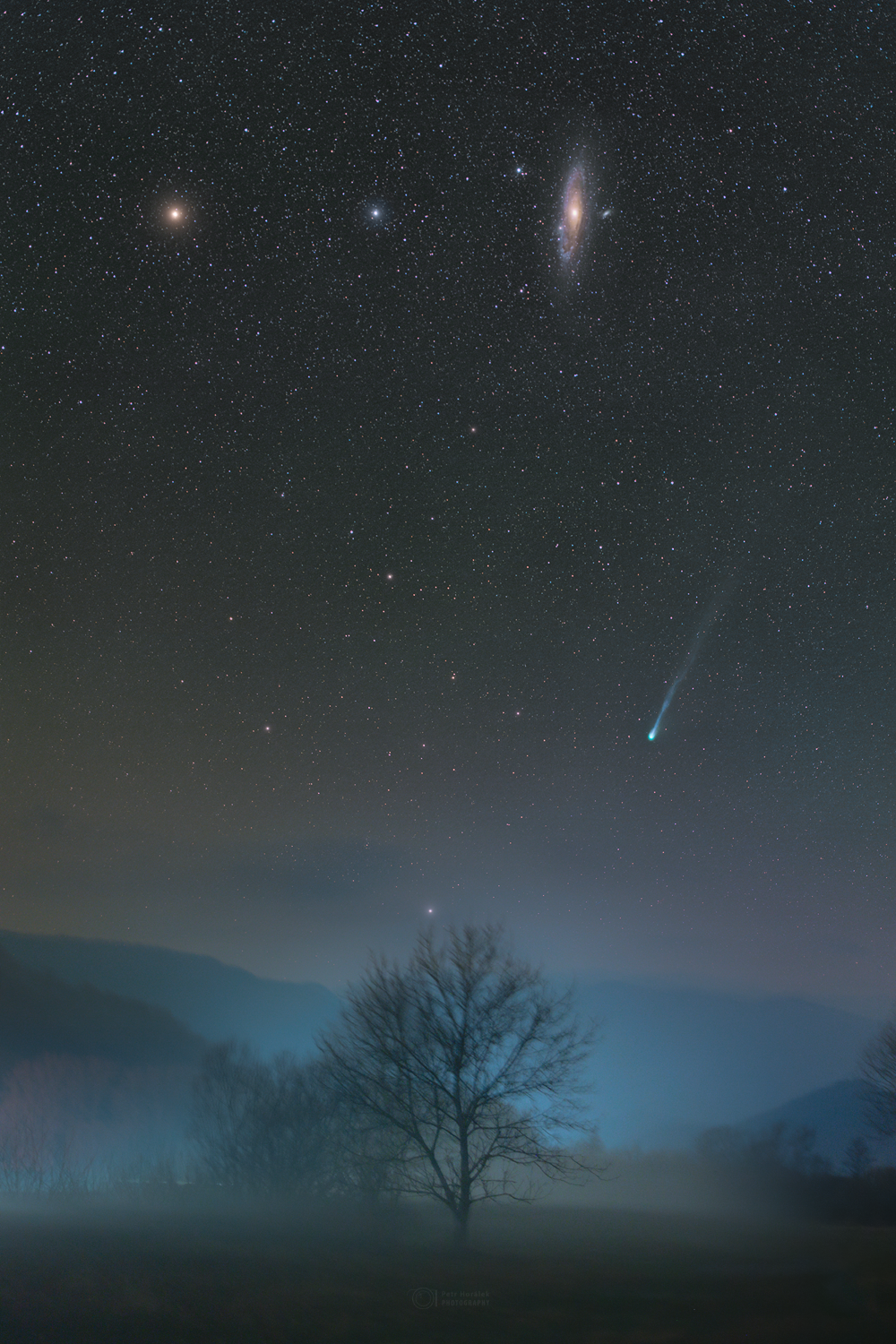 Oceněná fotografie komety 12P/Pons-Brooks s galaxií v Andromedě
