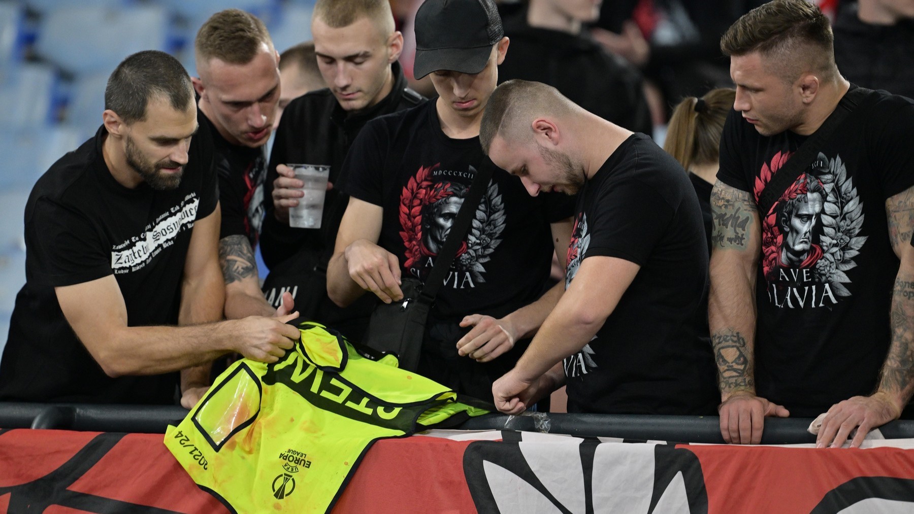 Ultras Slavie si v ochozech stadionu Olimpico vystavili vestu jednoho ze zmlácených pořadatelů.