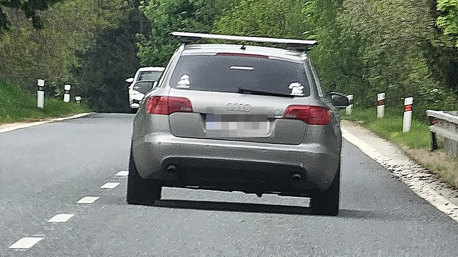 Agresivní řidič měl ohrožovat auto, ve kterém jela rodina s dětmi