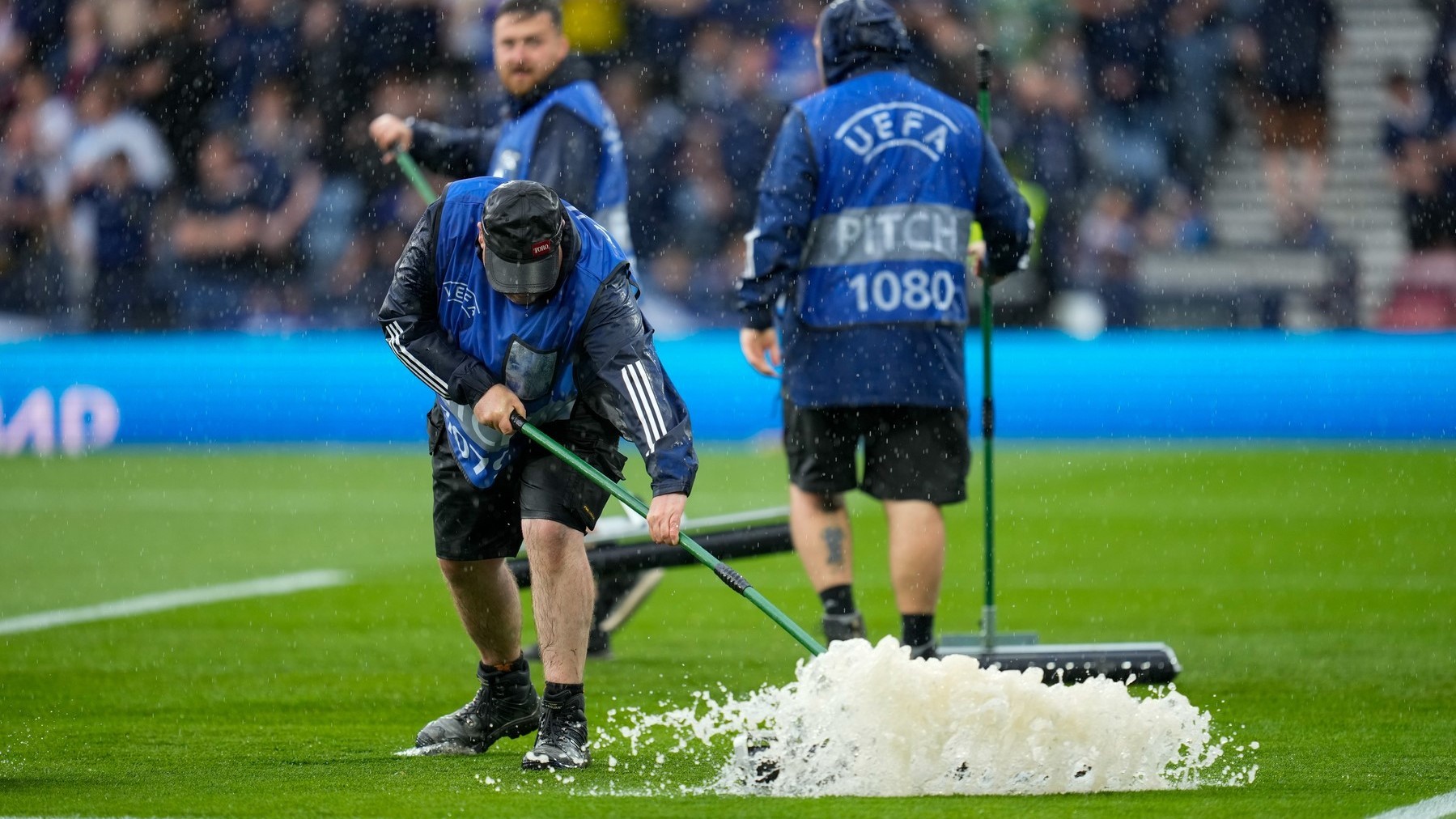 Zaměstnanci se snaží odstranit vodu ze hřiště v Glasgow