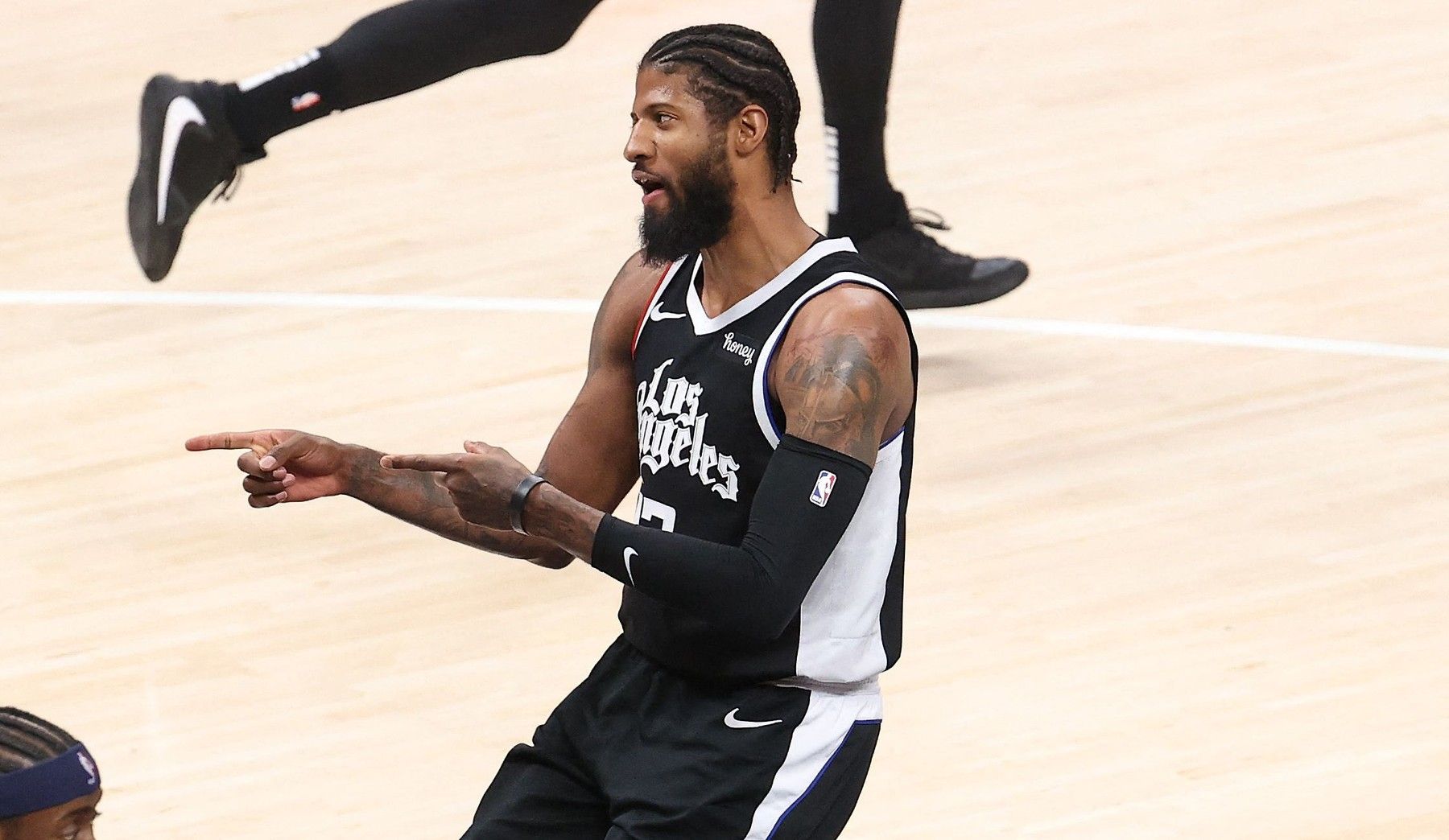 Paul George se raduje